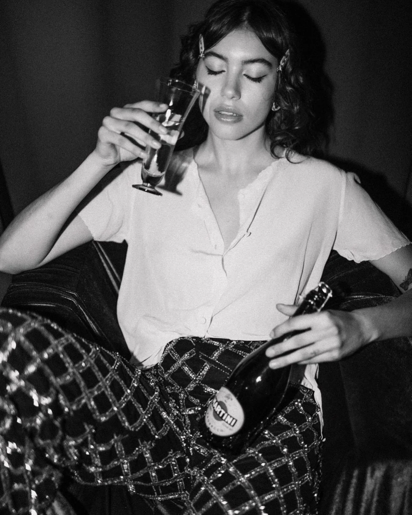 Glitter flash.
@soulsessions.hazeyjayne ⠀⠀⠀⠀⠀⠀⠀⠀⠀
#2022 #martini #cheers #fashionphotography #amandadrostphotography #amandadrost #blackandwhite #flash  #flashphotography