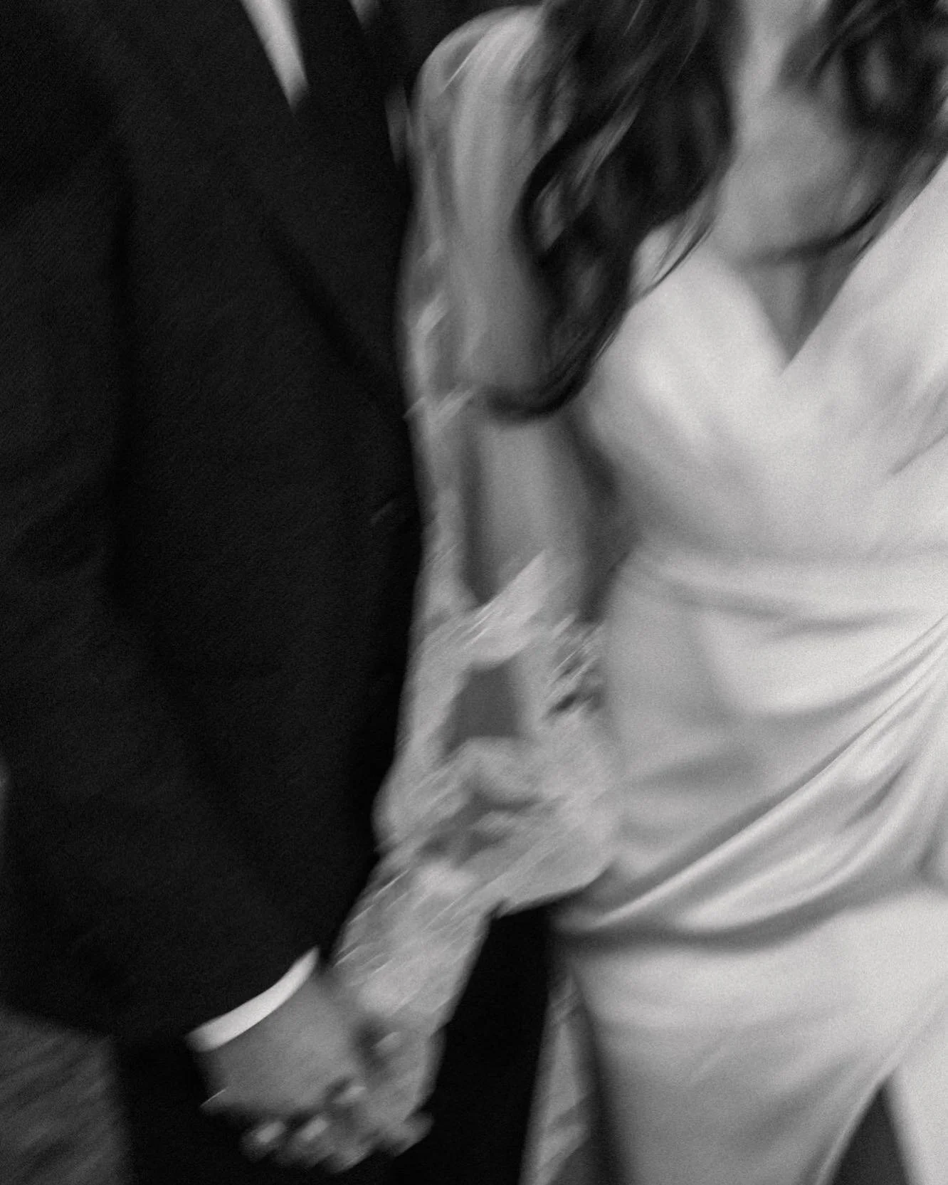 Love birds &lt;3
⠀⠀⠀⠀⠀⠀⠀⠀⠀
 #liefde #wedding #weddingphotography #bruiloft #trouwen #photography #amandadrostphotography