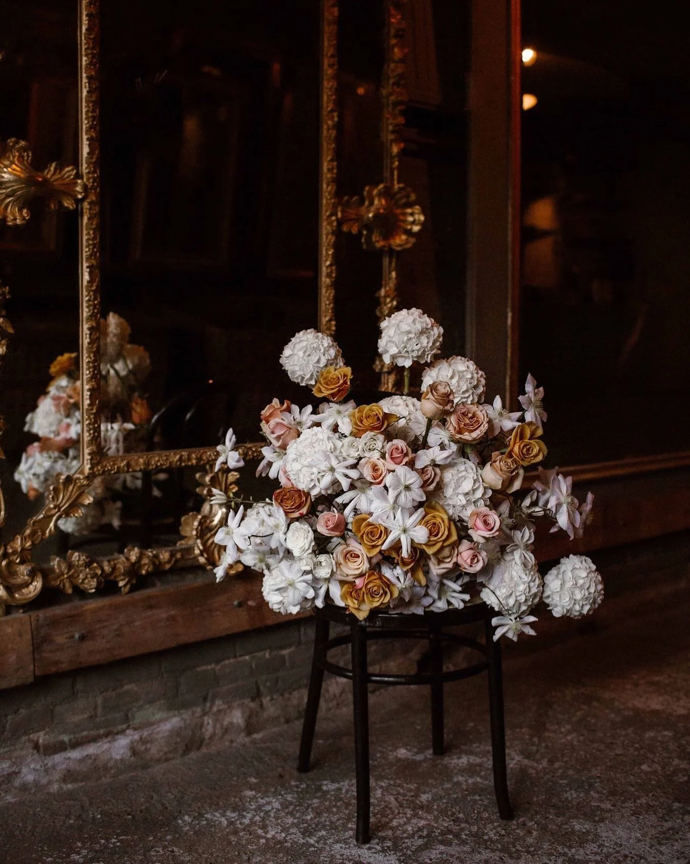 Flower art. So much fun creating with @houseofluce &amp; @the_house_of_artz 
⠀⠀⠀⠀⠀⠀⠀⠀⠀
#liefde #flowerarr #weddingphotography #art #creatingart #photography #amandadrostphotography