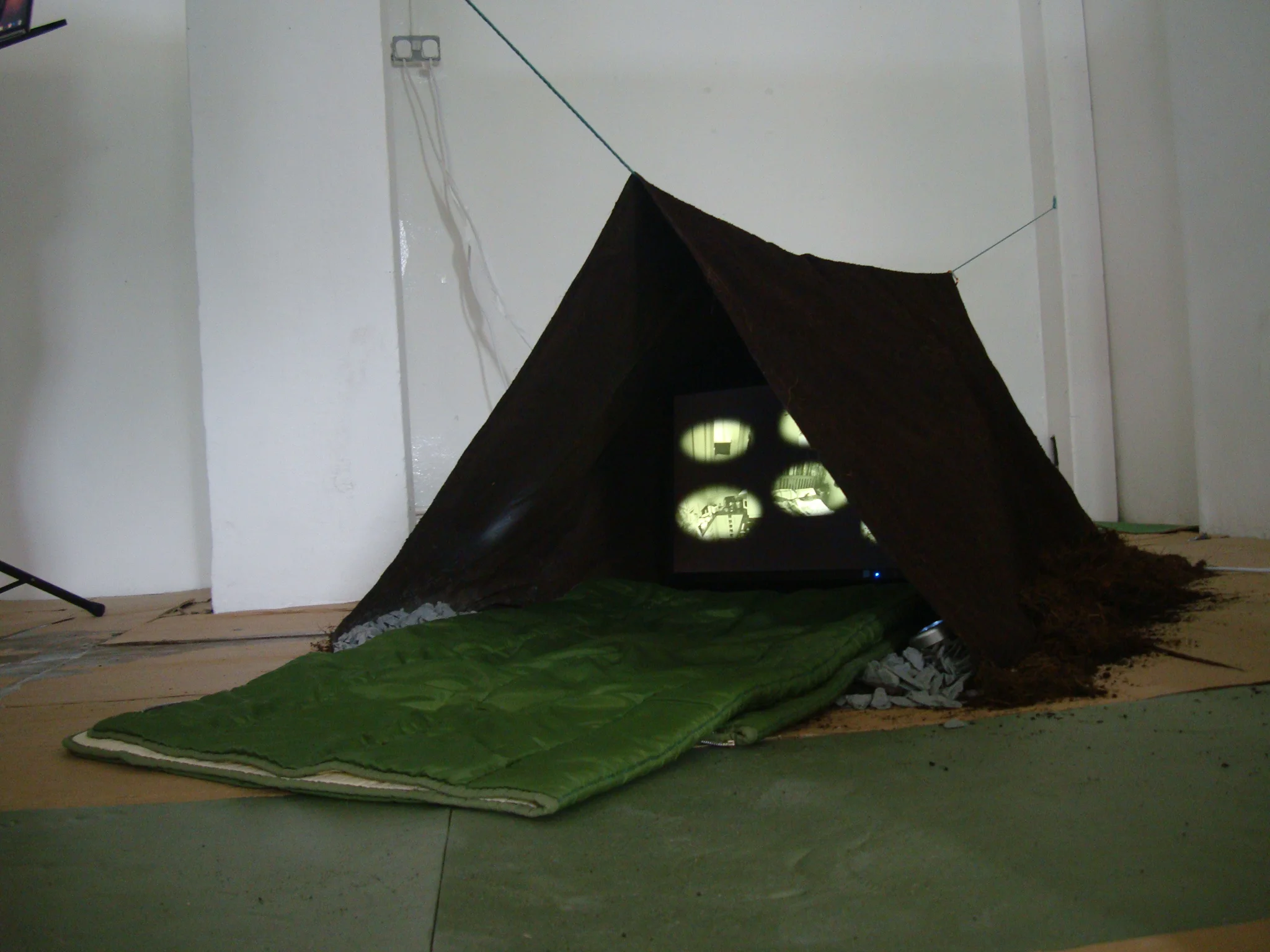    Hedgehog Peeping Project ⅲ &nbsp; &nbsp; (2016)    Cotton cloth, rope, coffee ground,&nbsp;monitor, sleeping bag    video (2min)    (H)70cm x (W)70cm x (D)200cm      at  Group Exhibition:   Step Naked into the Garden of Virtual Delights   Jun 29, 
