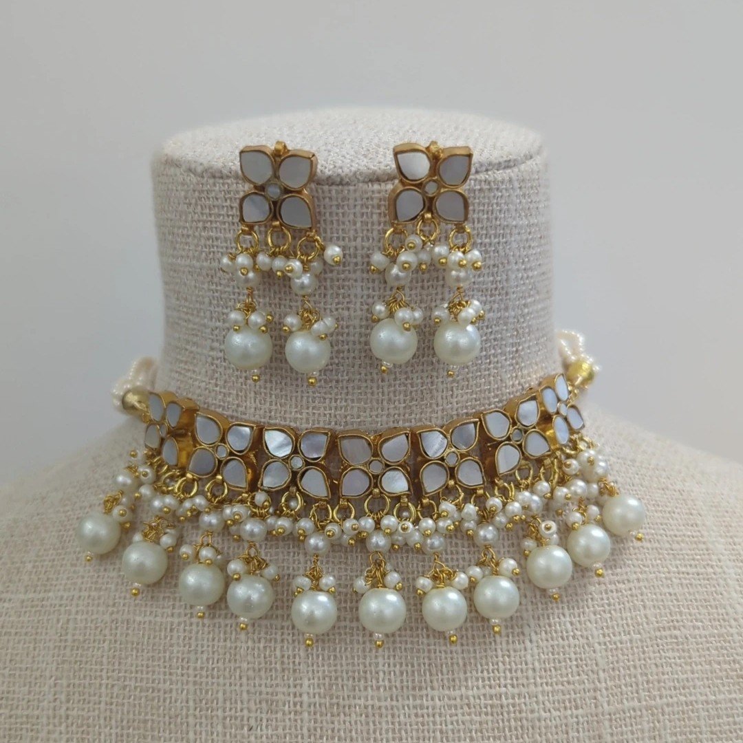 Simple Mother of Pearl Choker Set with Stud Earrings