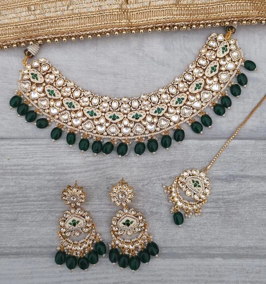 Beautiful Meenakari Kundan green necklace jewellery set with tikka headpiece &amp; earrings.

➡️ www.glimour.co.uk 
We ship worldwide 🌍📦

#payal #anklet #kundanjewellery #kundan #bridalset #bangles #kangan #indianbangleset #indianbangles #mathapatt