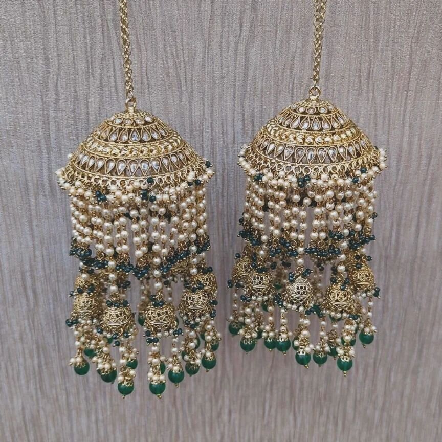 Beautiful layered jhumki pearl drop polki stone kaleerey with a pop of green. A lovely small/medium size. 
Also available in plain gold, baby pink, mint &amp; maroon. 
TAP photo to shop/price. 
➡️ www.glimour.co.uk
We ship worldwide 🌍📦

#kaleerein 