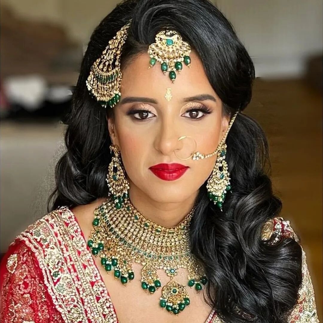 Our beautiful bride Sara wearing our antique gold green polki crystal SADAF bridal necklace jewellery set &hearts;️

Makeup: @makeupbyamanie 
Outfit: @frontierraasuk

#payal #anklet #kundanjewellery #kundan #bridalset #bangles #kangan #indianbanglese