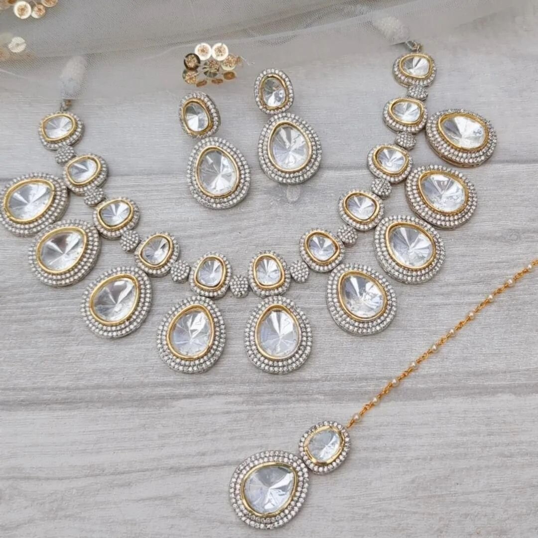 Beautiful gold silver uncut Kundan necklace set with tikka &amp; earrings. 
Also available in maroon, green, dark blue, mint &amp; baby pink.

#payal #anklet #kundanjewellery #kundan #bridalset #bangles #kangan #indianbangleset #indianbangles #mathap