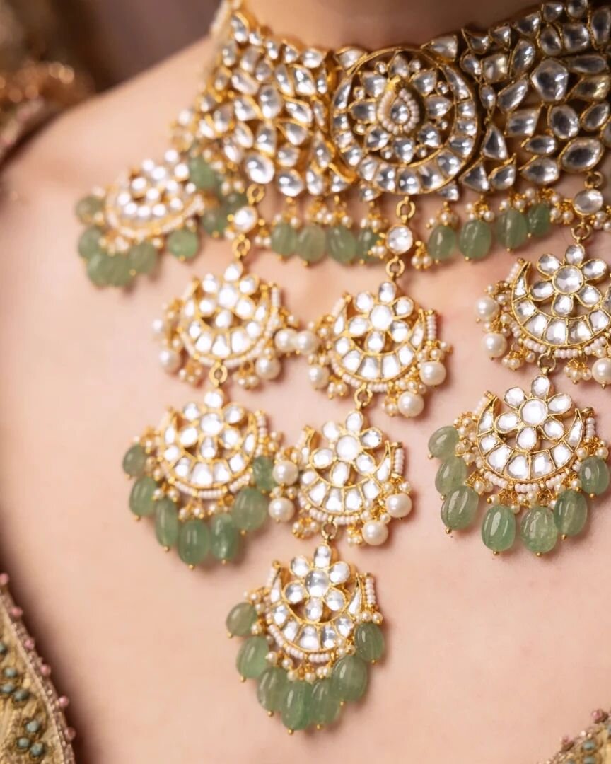 Obsessing over this stunning piece &hearts;️
V shaped necklace sets work perfectly with sweetheart necklines.
Pachi kundan piece with gorgeous mint glass drops. Can be customised in any colour. 

2024 Bridal Collection

#choorabangles #churabangles #