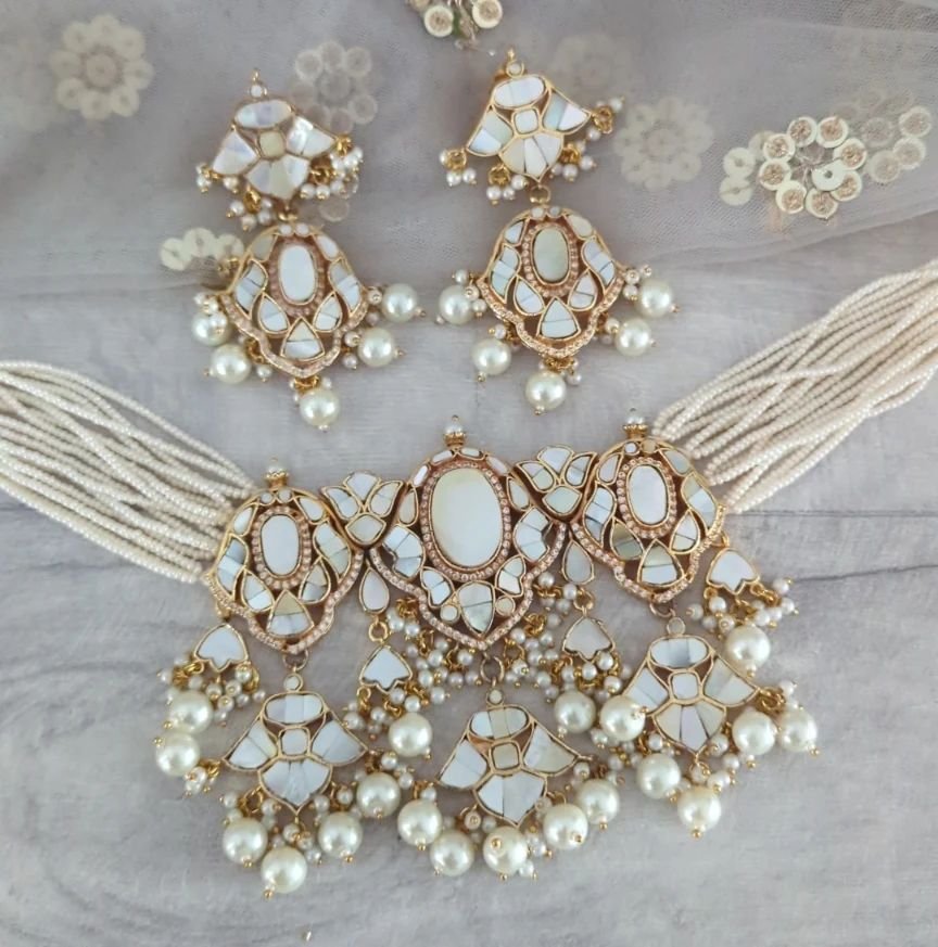 Loving this gorgeous Mother of pearl choker set with these stunning earrings. 

A lovely piece for bridal pre events like chuni/engagement, jago or pre party.