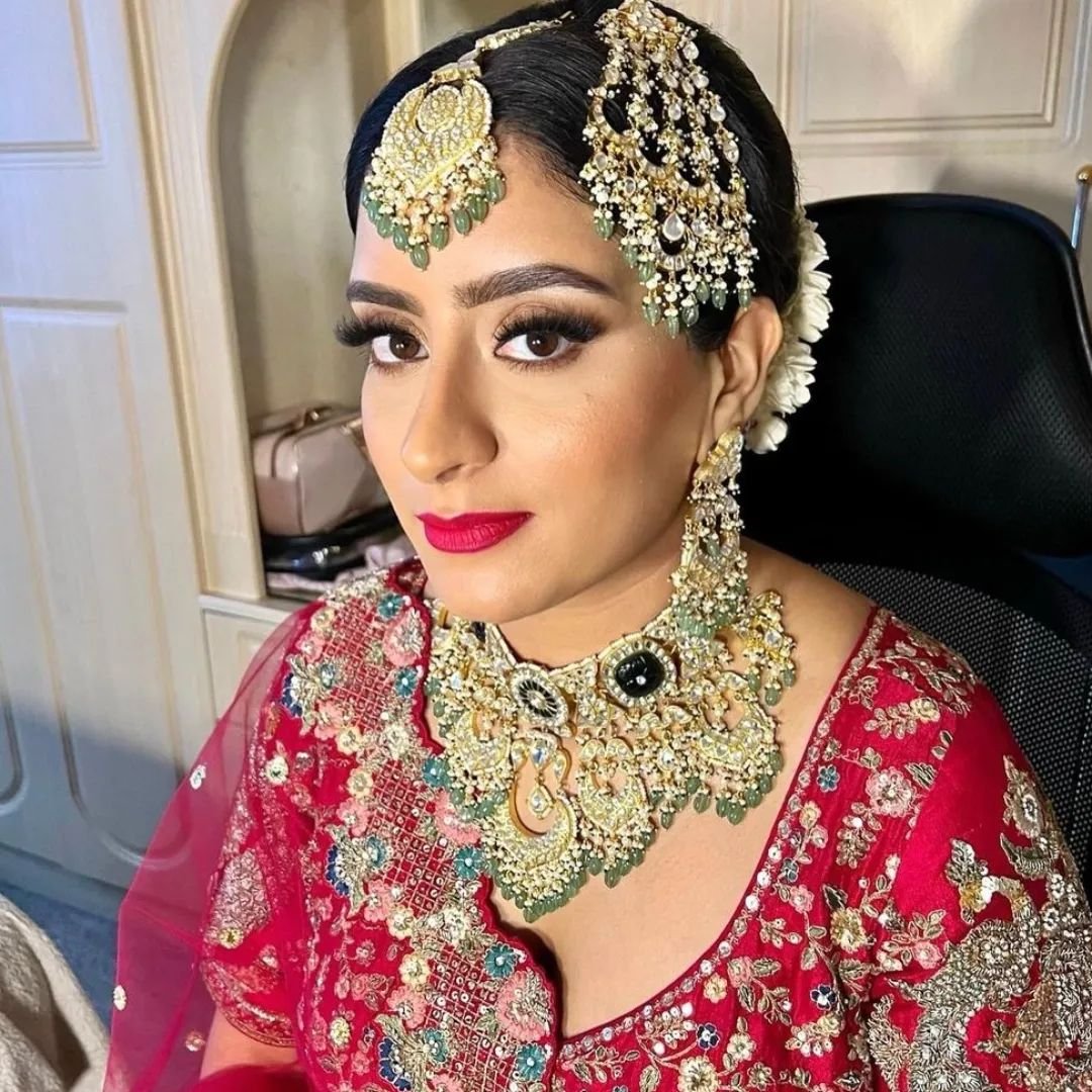 Our beautiful bride Jaspreet @jaspreet_p wearing our statement pachi kundan bridal set in sage green for her Anand Karaj 😍

Gorgeous piece made using statement carved stones and lots of intricate pearl detailing. 

Makeup: @sophia_aafreen 
Outfit: @
