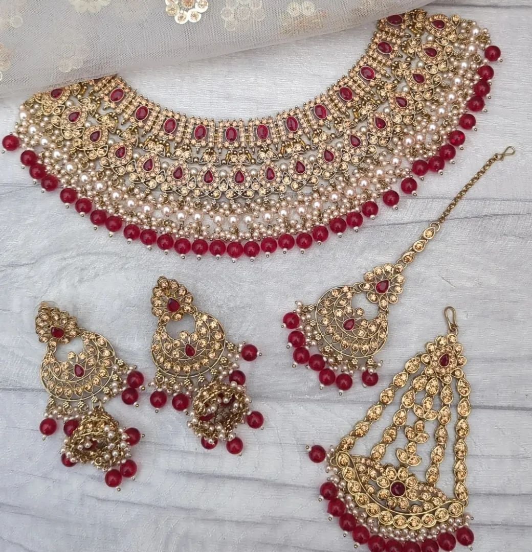 Antique gold crystal stone bridal set with jhumki earrings, tikka &amp; jhoomer pasa. Also available in gold silver, plain antique gold, green &amp; baby pink. 

In stock &amp; ready to ship. DM to order/price. 

We ship worldwide 🌍📦
