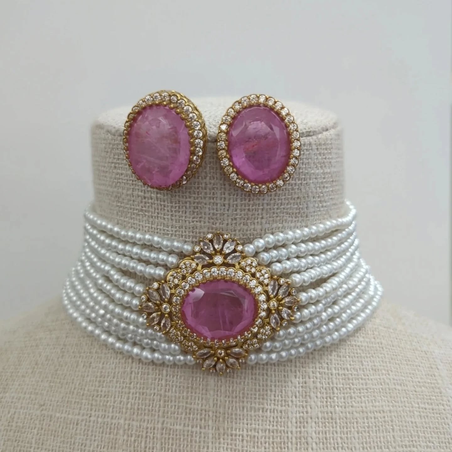 Gold silver baby pink pearl American diamond choker set with doublet stone setting. Available in lots of colours. 

TAP photo to shop/price 
➡️ www.glimour.co.uk 
We ship worldwide.

#indianbride #asianbride #indianwedding #pachikundanjewellery #pach