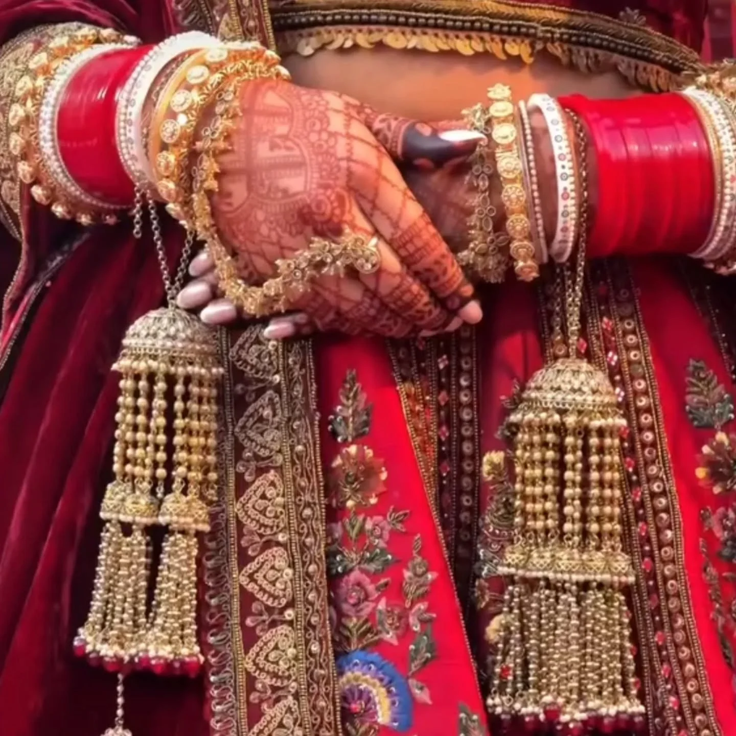 The beautiful Nicole wearing our maroon gold crystal stone PATIALA bridal kaleerey. Also available in plain gold &amp; green. 

In stock &amp; ready to ship. TAP photo to shop/price. 

Photo credit: @capturedbynish_

#choorabangles #churabangles #ran