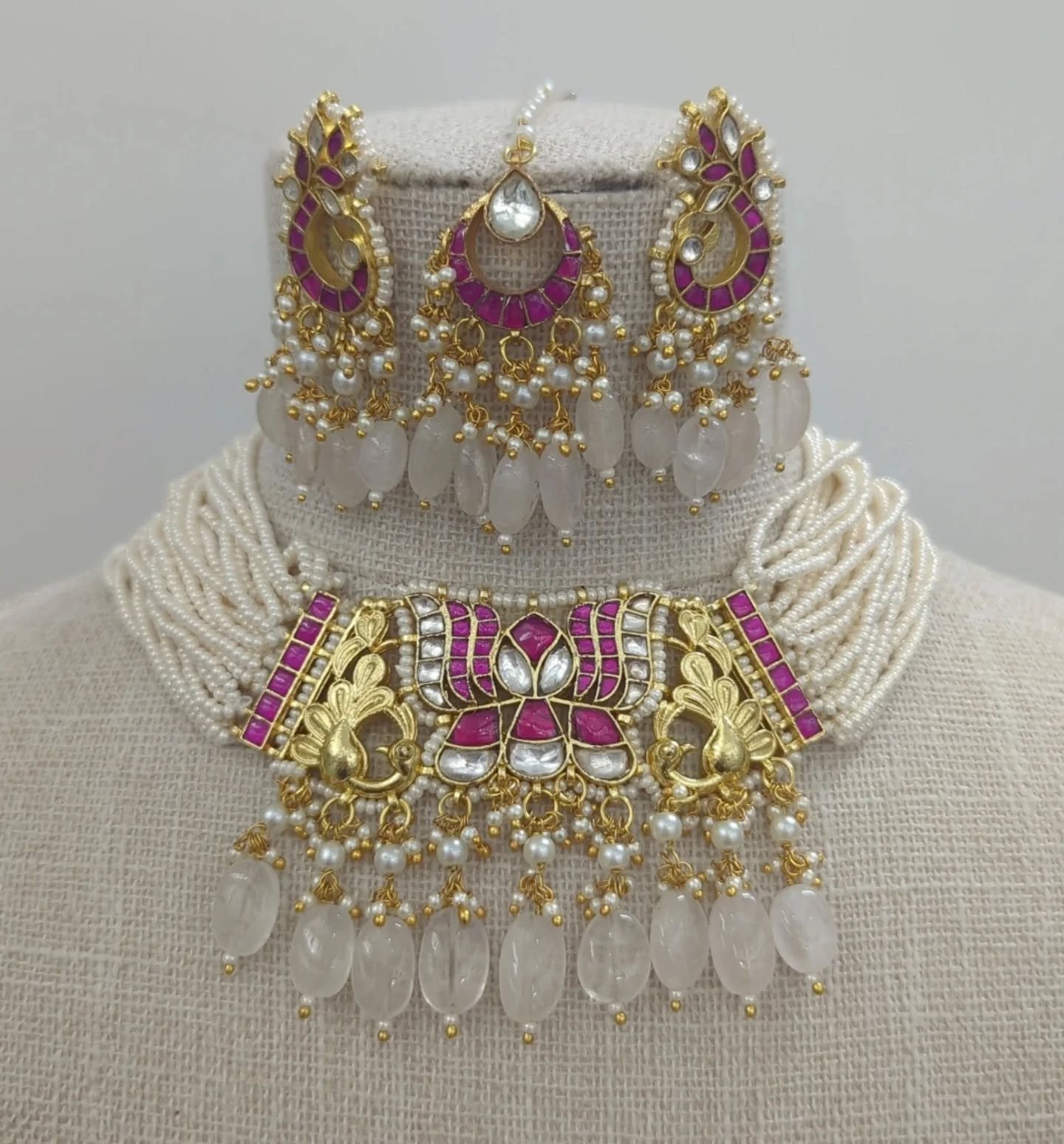 Gorgeous hot pink &amp; baby pink heritage pachi kundan choker set with tikka headpiece &amp; earrings 🩷 

A stunning party wear piece or bridal pre event piece. 

DM us to book your bridal jewellery appointment in our West London showroom. No order