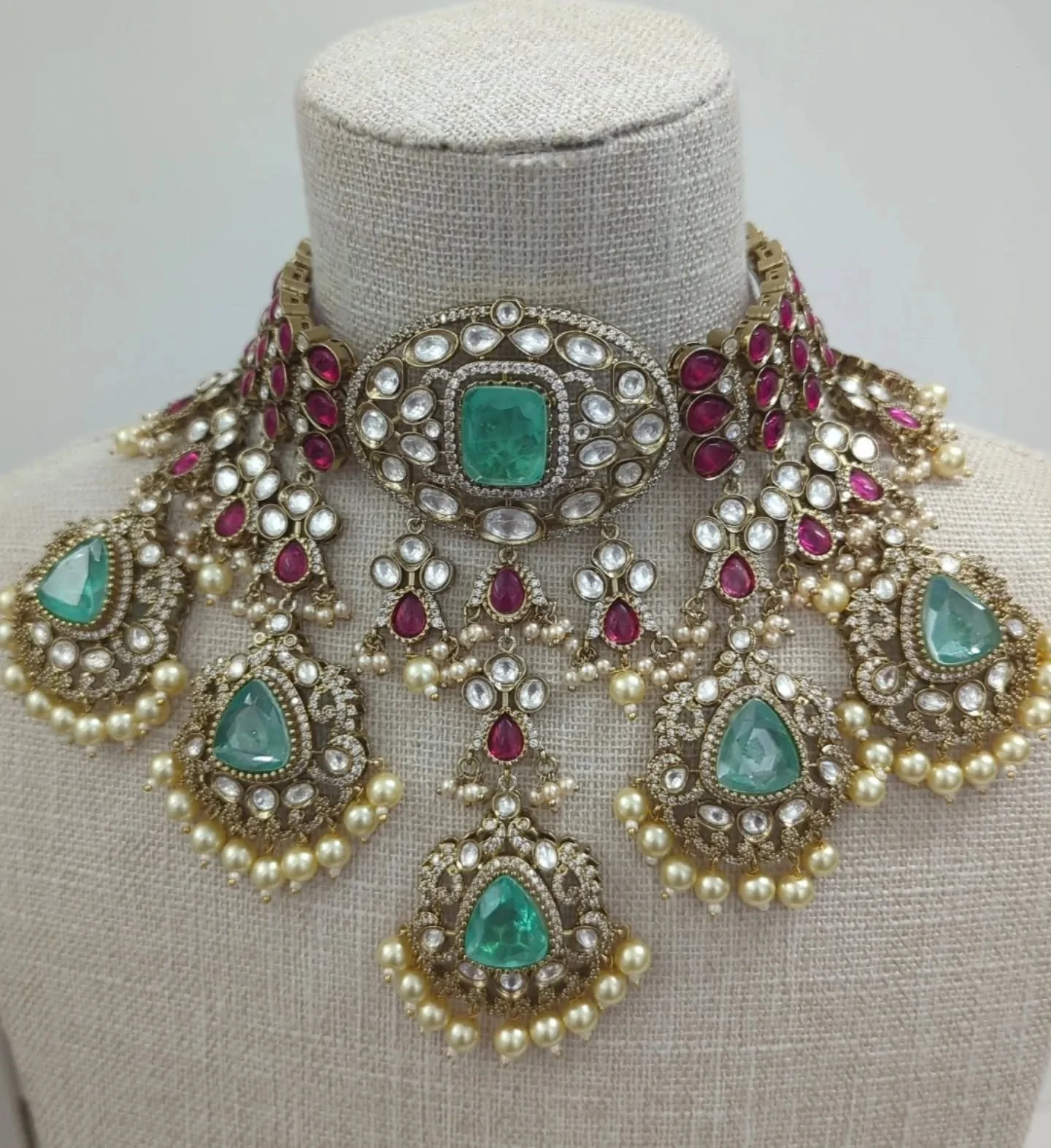 Sharing a stunner from our 2026 bridal collection 💗
We have so many new bridal sets which are exclusive to appointments only. If you're a bride getting married in 2026 and are looking for bridal ceremony jewellery, reception jewellery or choora/kale