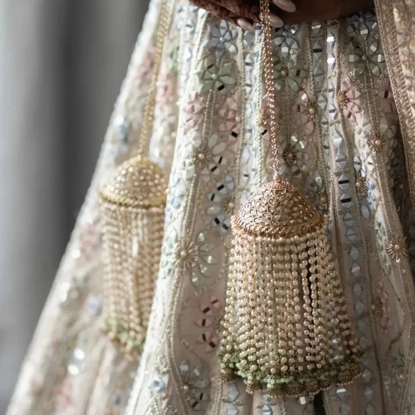 A beautiful bride Jaya @jaya_08 wearing our crystal stone pearl dangle drop kaleerey in mint 💚
Love these keepsake bridal accessories shots 📸

Photography: @florianweddings 
Mehndi: @amys.mehndi 
Outfit: @tamannapunjabikapoor @bibildn

DM us to boo
