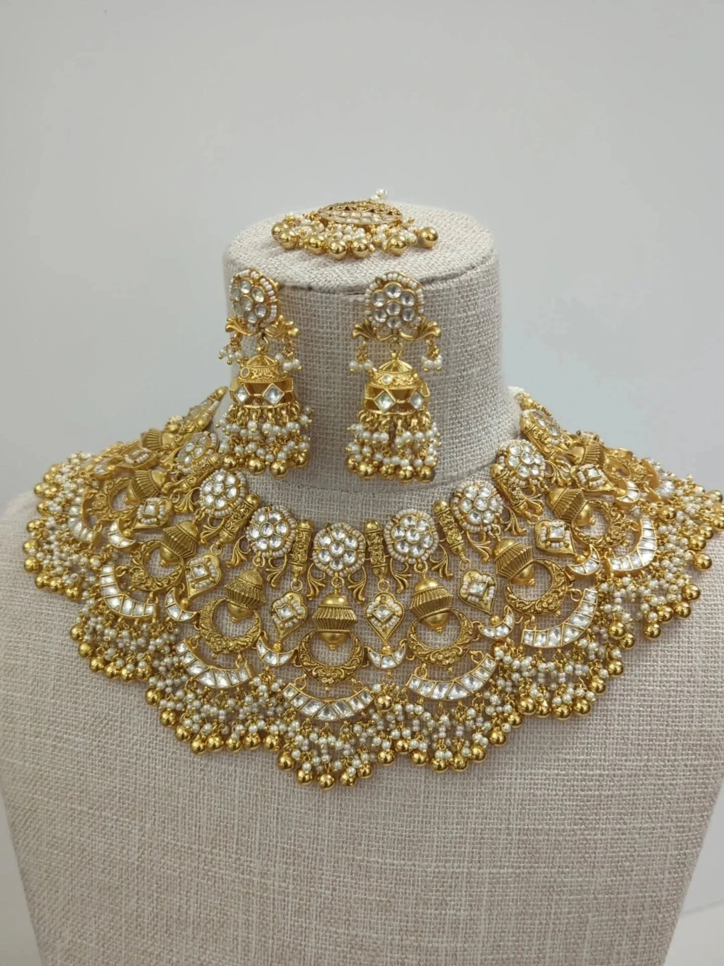 Pop of heritage gold mixed with pachi Kundan 💛
Beautiful bridal neckline set with jhumki earrings &amp; tikka. 

In stock &amp; ready to ship.

DM us to book your bridal jewellery appointment. We stock all styles of jewellery including bridal bangle