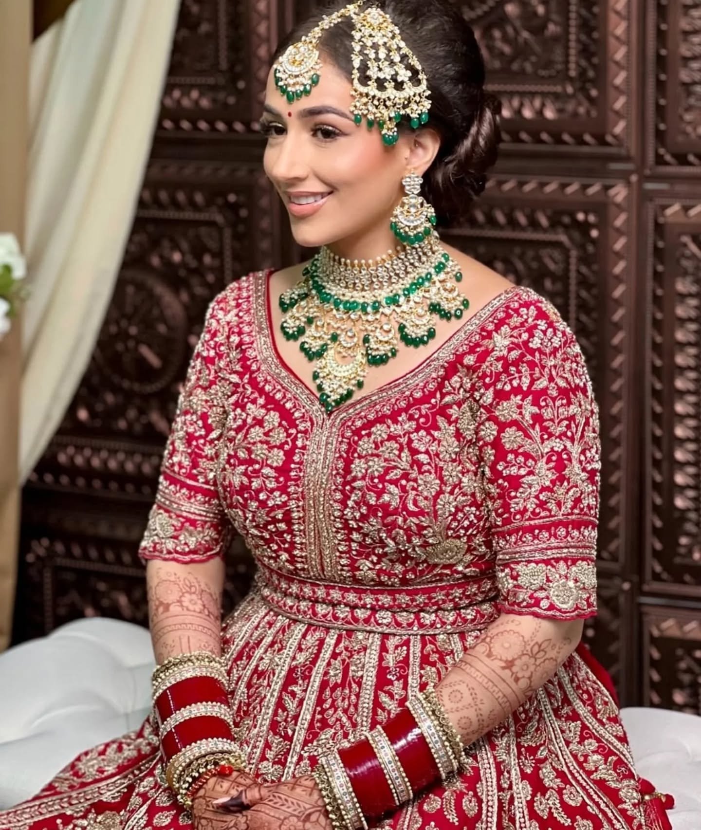 Our beautiful bride Kiran wearing our pachi kundan bridal set customised in dark green for her wedding ceremony 💚❤️

Makeup: @tanyamann.mua 
Hair: @tinak_hairstylist 
Outfit: @nilibarludhiana
Mehndi: @kamsmehndi

DM us to book your bridal jewellery 