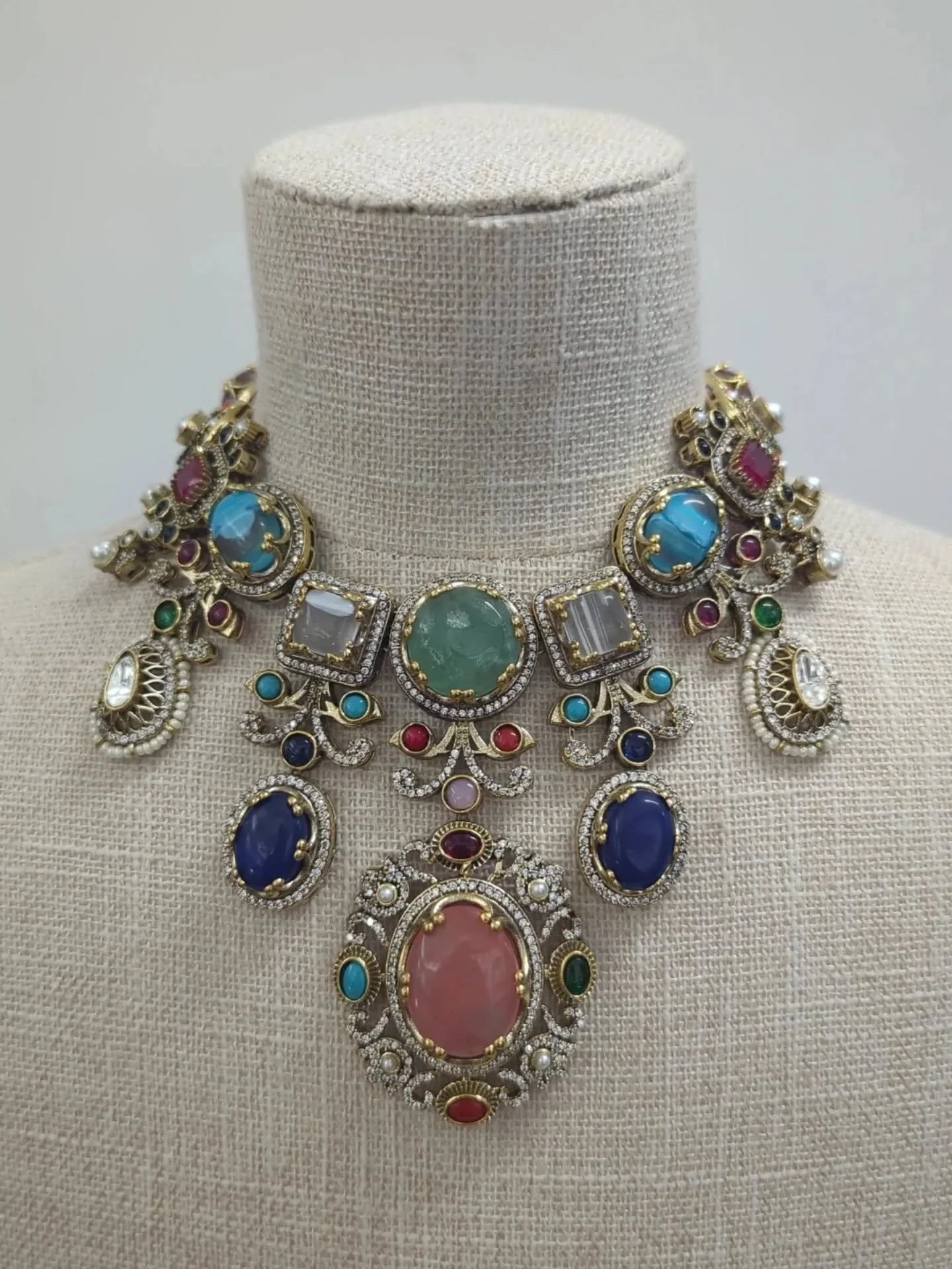 Our beautiful Sabya inspired collection 💗💙💚
Gorgeous v shaped neckline jewellery set with earrings. Filled with intricate American diamond &amp; Moissanite stones. 

In stock &amp; ready to ship. 
We ship worldwide. 

#sabyajewellery #sabyanecklac