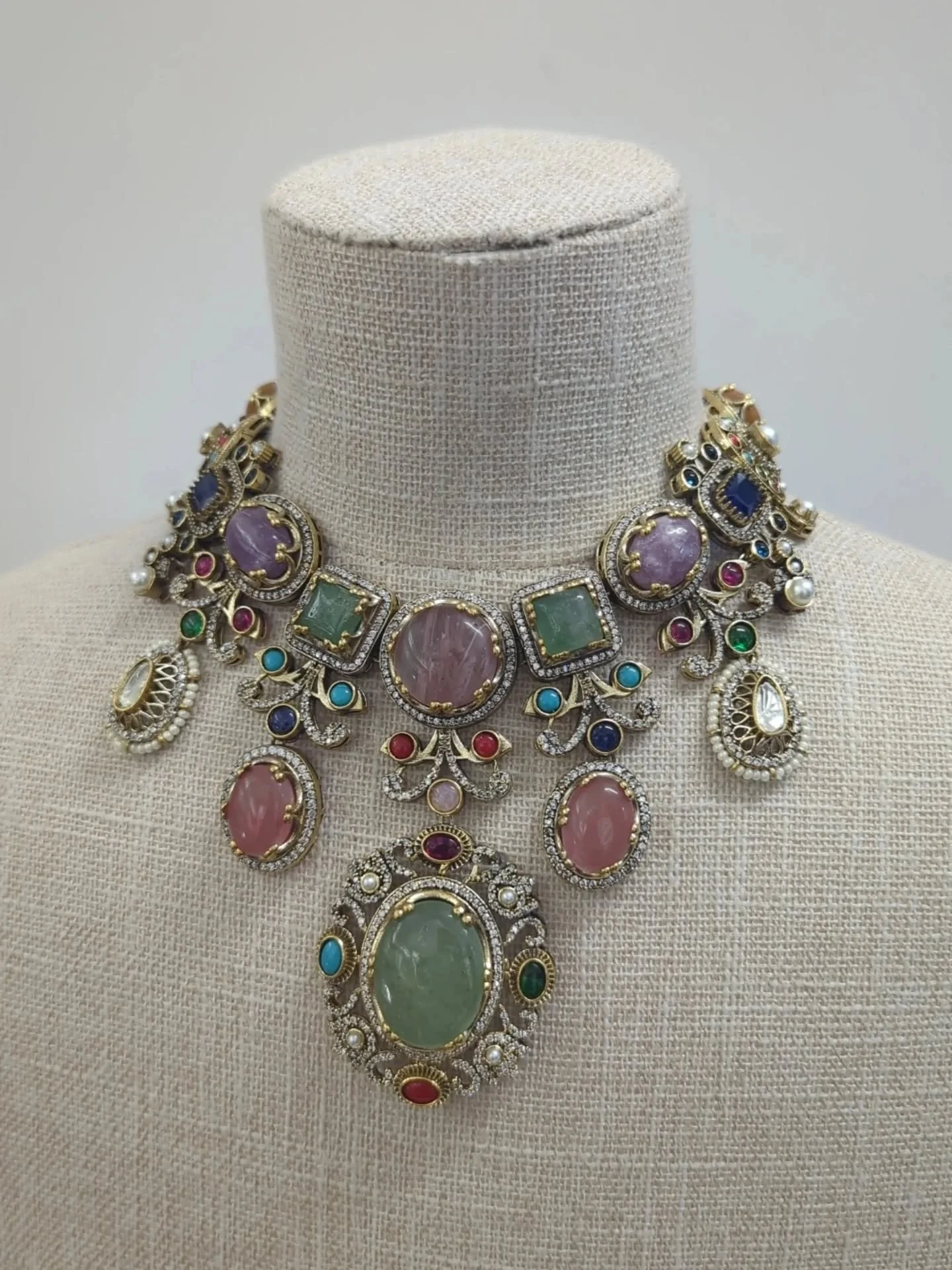 Our beautiful Sabya inspired collection 💗💙💚
Gorgeous v shaped neckline jewellery set with earrings. Filled with intricate American diamond &amp; Moissanite stones. 

In stock &amp; ready to ship. 
We ship worldwide. 

#sabyajewellery #sabyanecklac