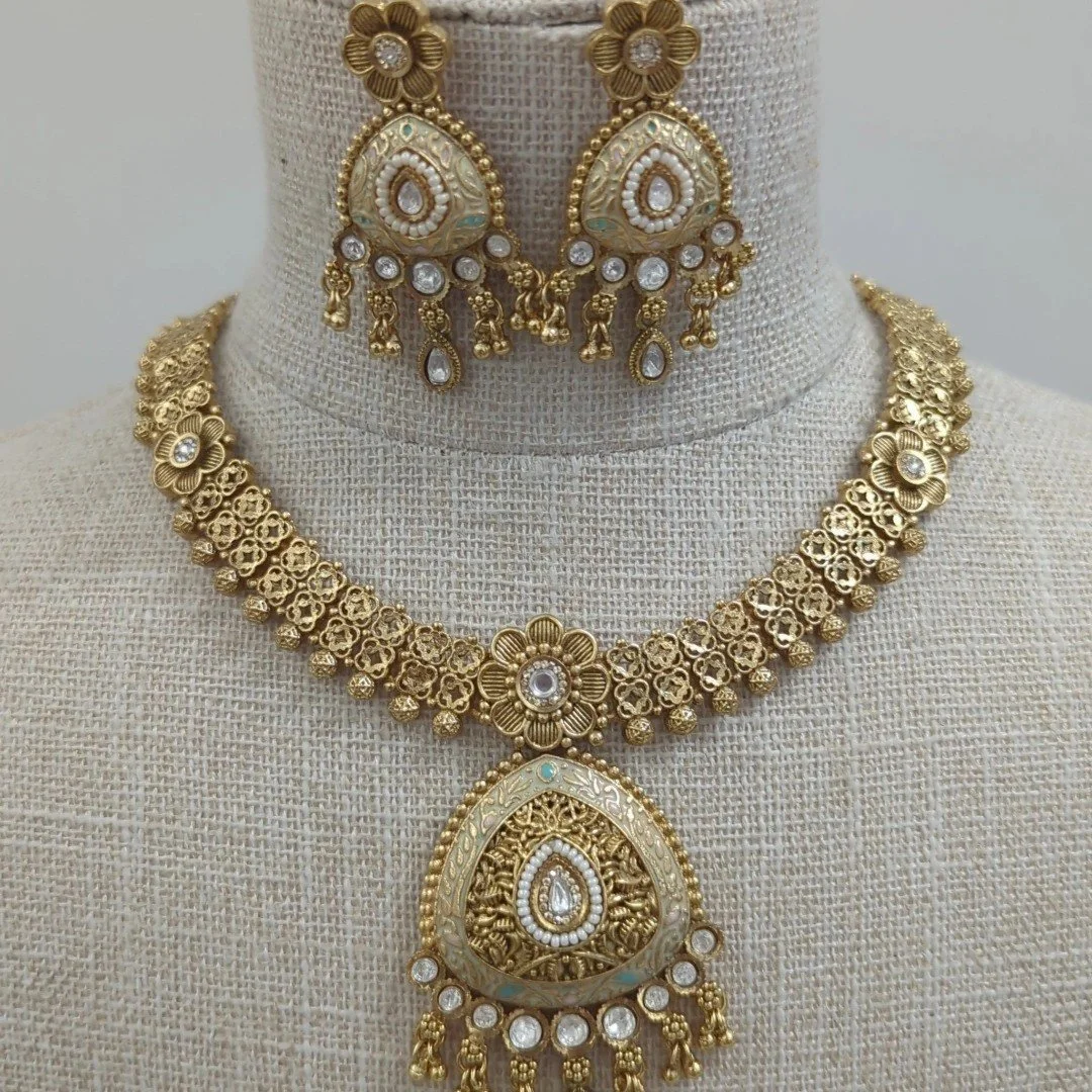Neutral Ivory Gold Rajwadi Heritage V Shaped Kundan Neckline Jewellery Set