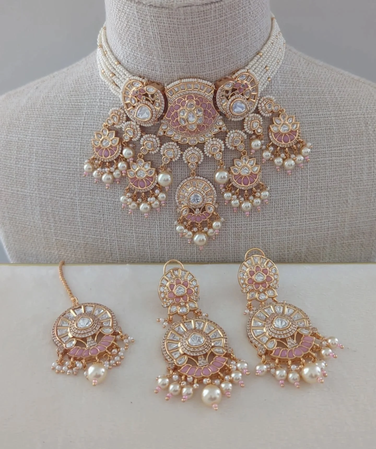 Beautiful V shaped gold silver baby pink Kundan choker jewellery set 💗

In stock &amp; ready to ship. 
Also available in green and plain neutral. 

#americandiamond #receptionjewellery #kundsnchoker #moissanite #indianbride