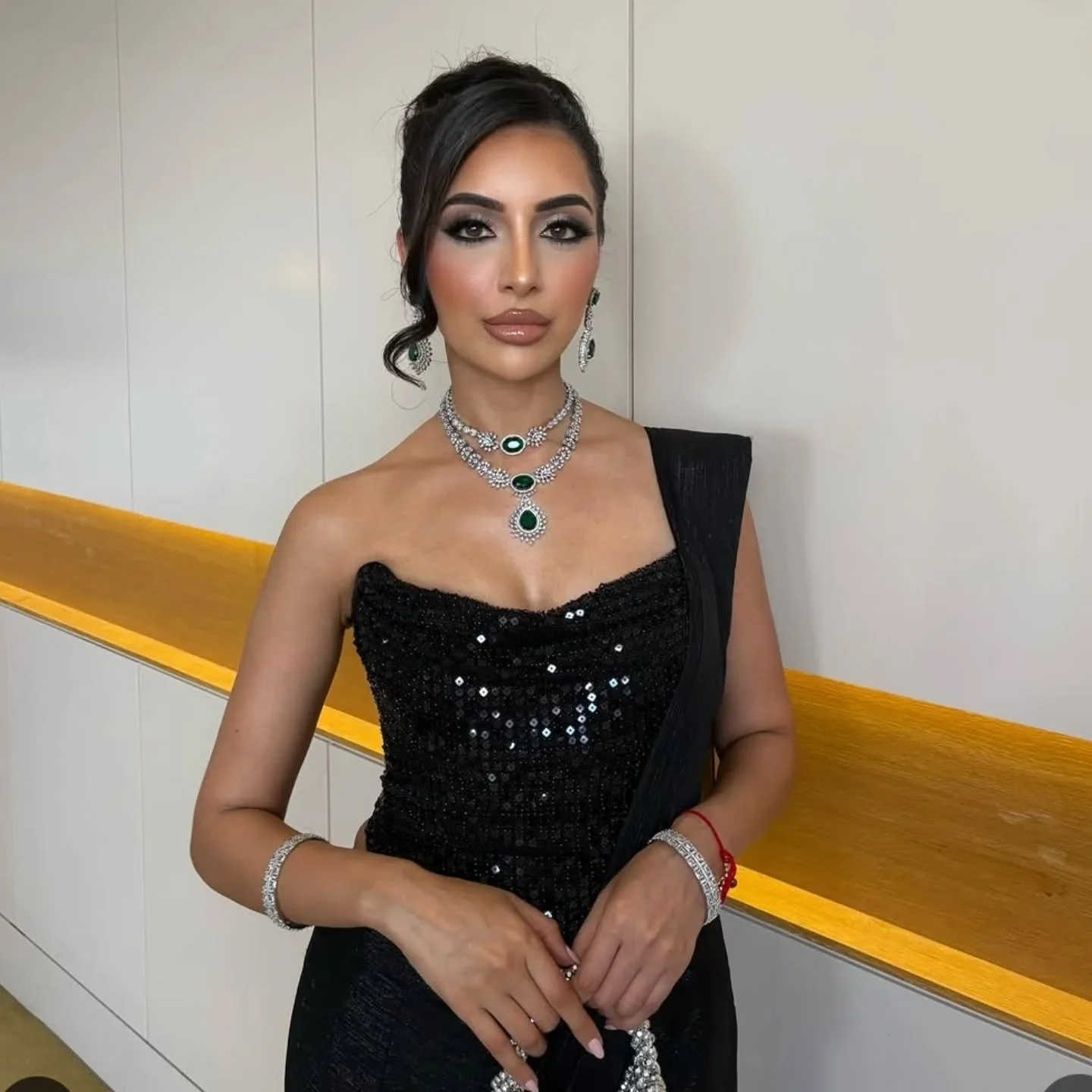 The beautiful Jessi @jessibirk_ wearing our emerald green silver v shaped American diamond necklace set 💚🖤

Outfit: @diyas_z 
Hair: @hairbykinni
Makeup: @makeupbymeenaa

#americandiamond #receptionjewellery #indianwedding #asianglam #diamondset