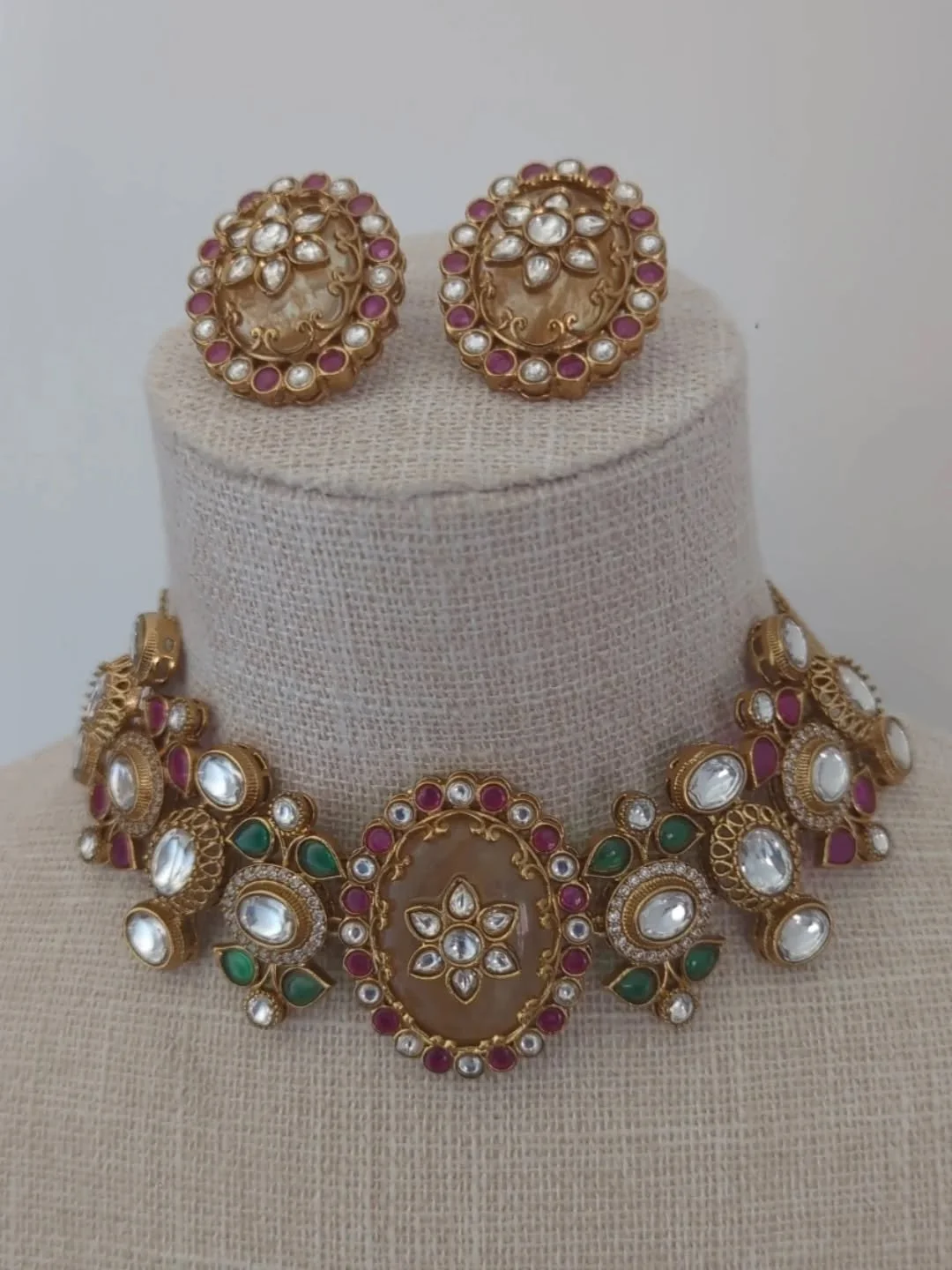 Beautiful Sabya inspired Moissanite stone choker set with stud earrings 💚💗
&pound;90 

Also available in different colours. In stock &amp; ready to ship. 

#sabyajewellery #sabyajewelry #moissaniteset #chokerset #indianjewellery