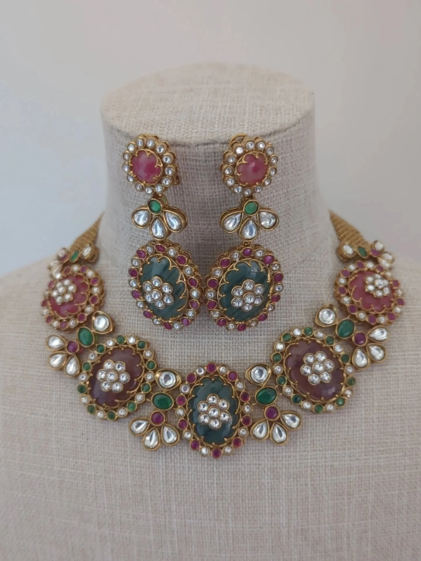 Beautiful Sabya style Moissanite neckline set with doublet stones. 
&pound;100 
In stock &amp; ready to ship. 

#sabyajewellery #sabyanecklace #moissanitenecklace #indianjewellery #kundanset