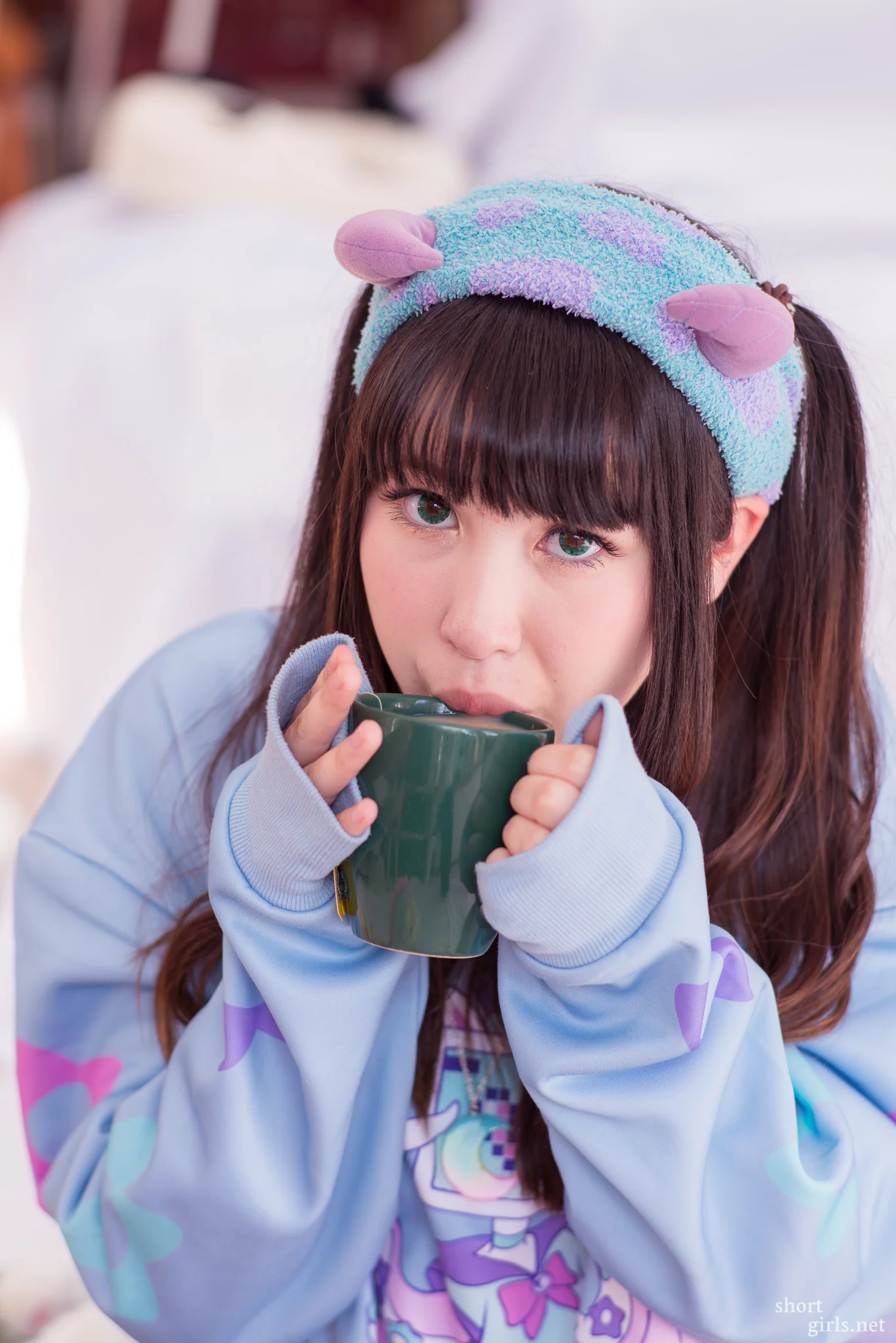  Ria  We drank a lot of tea while shooting, everyone loves tea! 