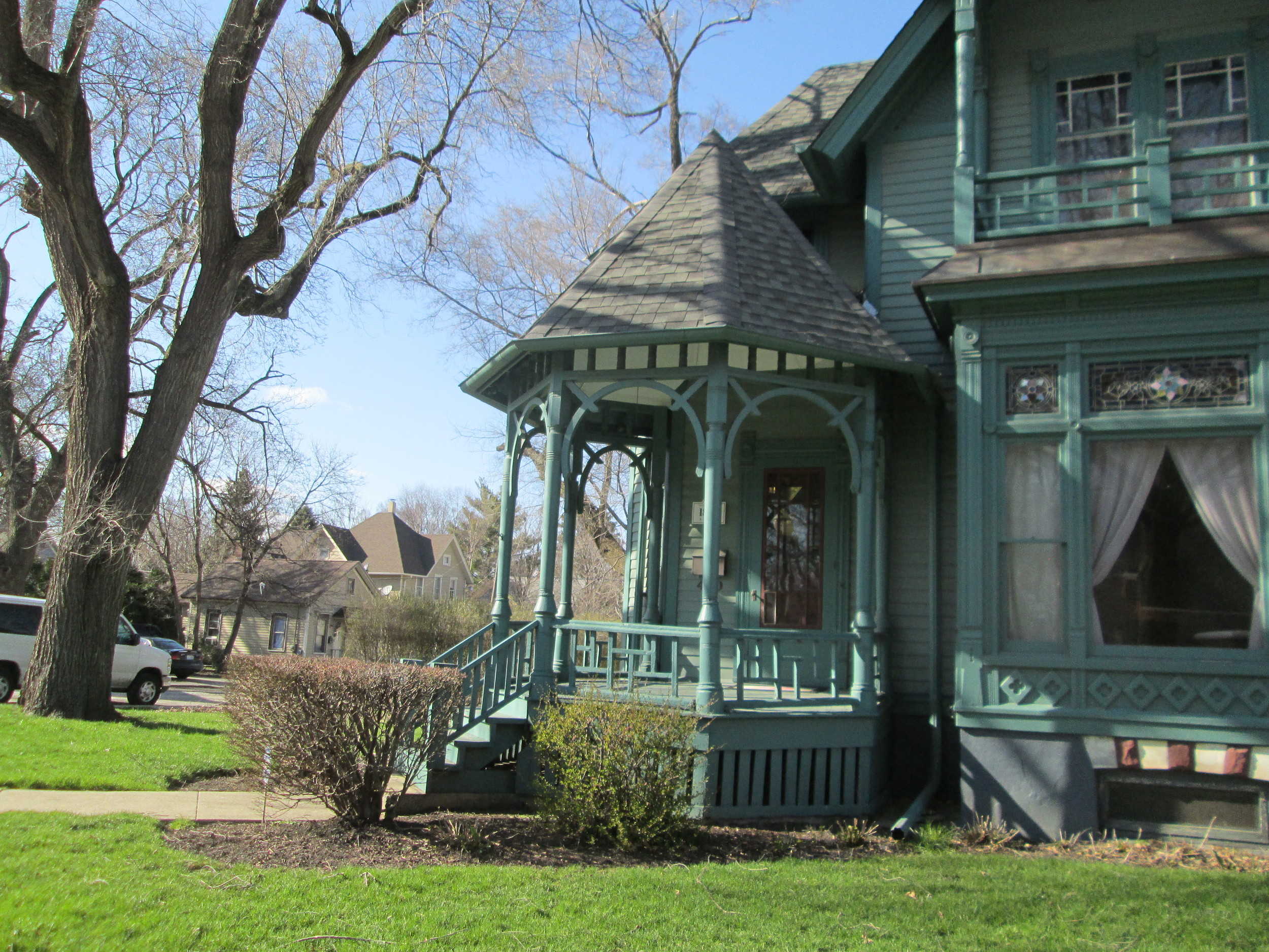 Chicago 470 E  front porch.JPG