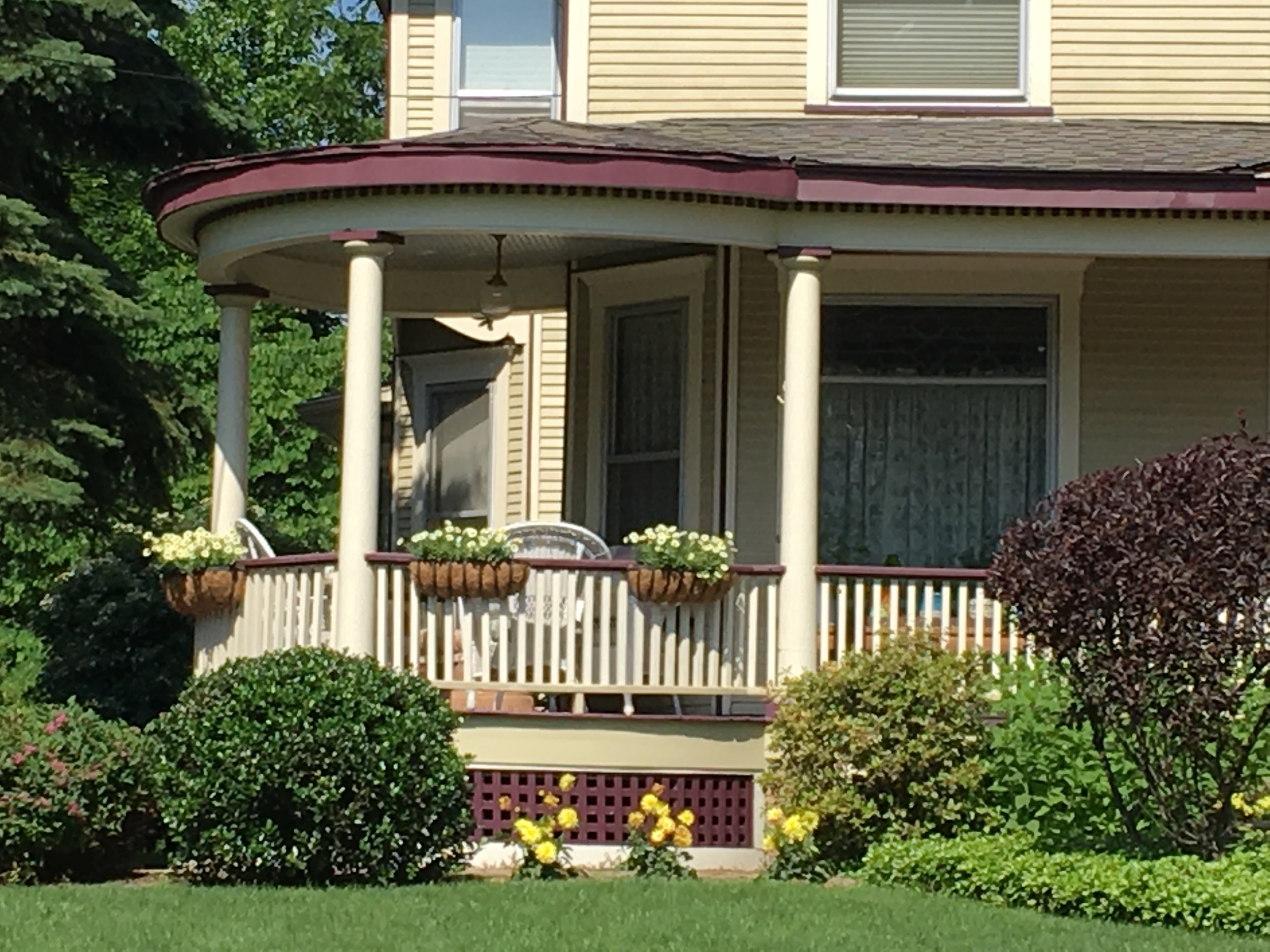 Commonwealth 224 N circular porch.JPG