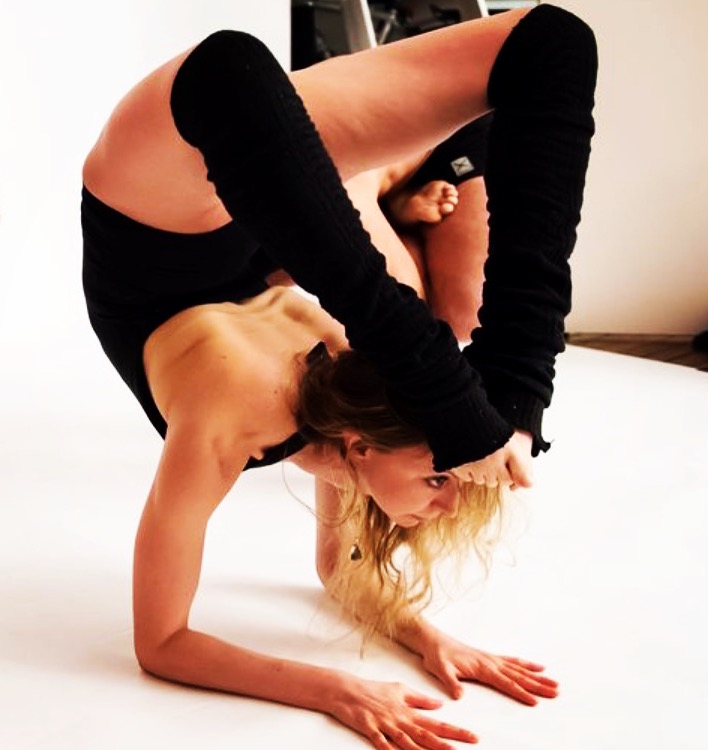 Photo: @rockangrollyogini