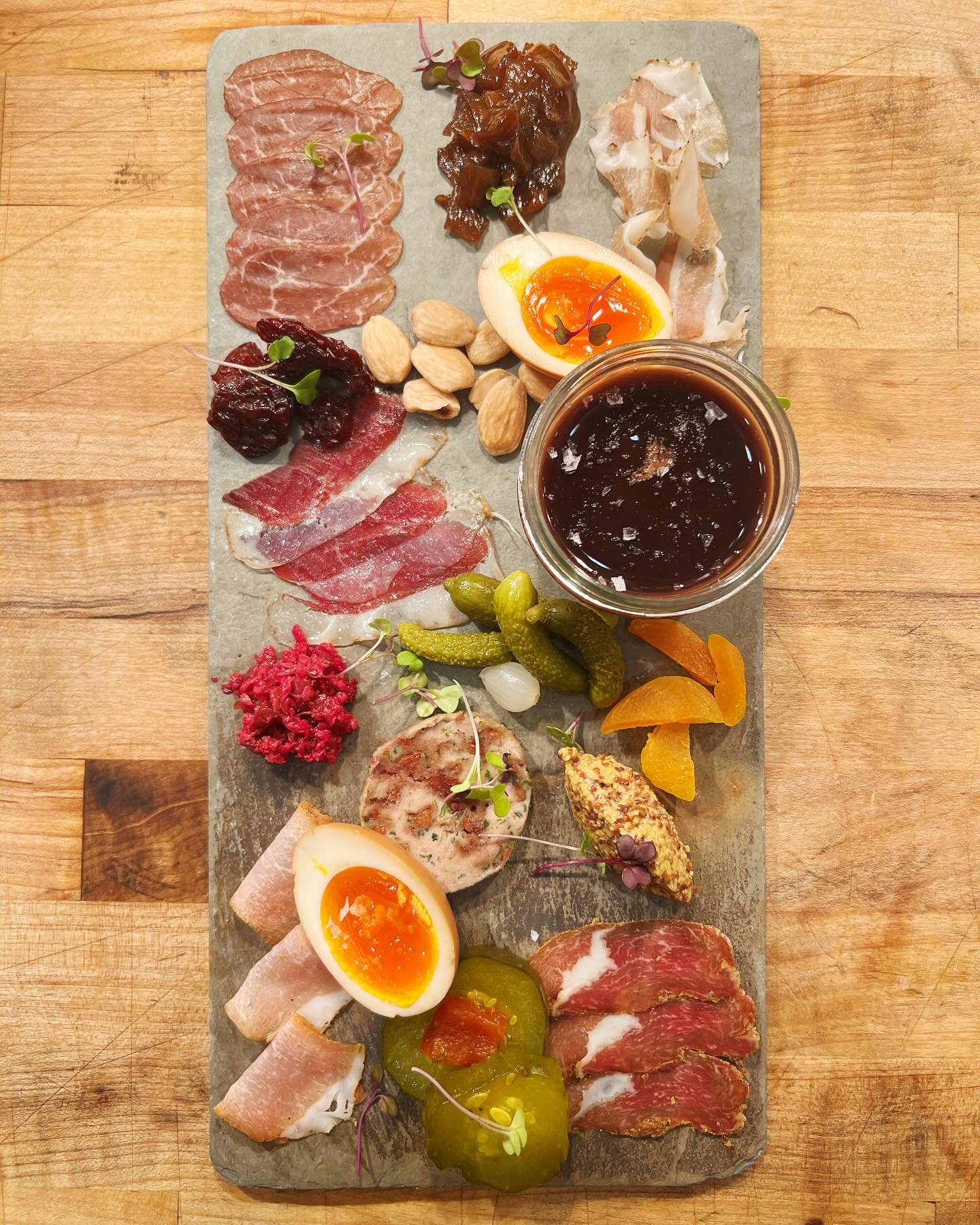 🐷🦆🐮🍴

C H A R C U T E R I E

compromised of house cured meats, 
our charcuterie board is accompanied 
with seasonal accoutrements &amp; 
housemade crackers 

🍴lomo 
✨pork coppa
🍴beef bresaola
✨duck prosciutto 
🍴Italian herb lonzino
✨duck rille