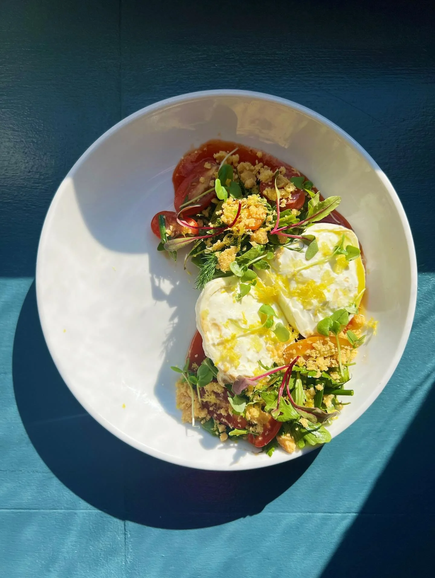 🍅🍴🌿✨🍅

happy Monday 👋

transitioning into our late summer menu&hellip;

house stretched burrata
Fifer Orchard tomato jam
cherry tomatoes &amp; summer herb salad 
with a balsamic vinaigrette
brown butter crumble

🧑&zwj;🍳: Frank! 

🍅🍴🌿✨🍅

be