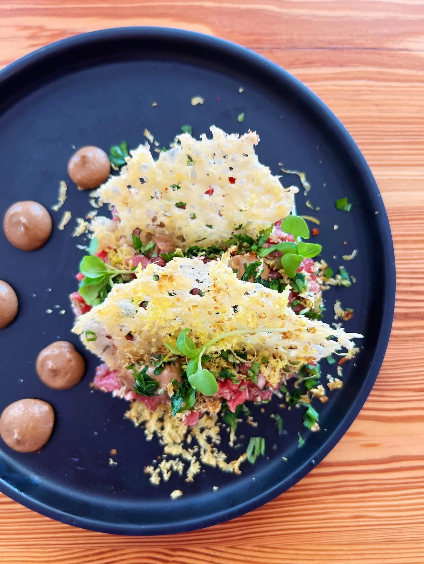 🐮🍴🐮🍴🐮🍴

S T E A K 🔥T A R T A R E

dressed in summer herbs, pickled ginger 
&amp; capers
black garlic mustard
chili crisp
shaved cured egg yolk &amp; fresh horseradish
parmesan crisp

🐮🍴🐮🍴🐮🍴

the weather is gorgeous all week 
and we have 