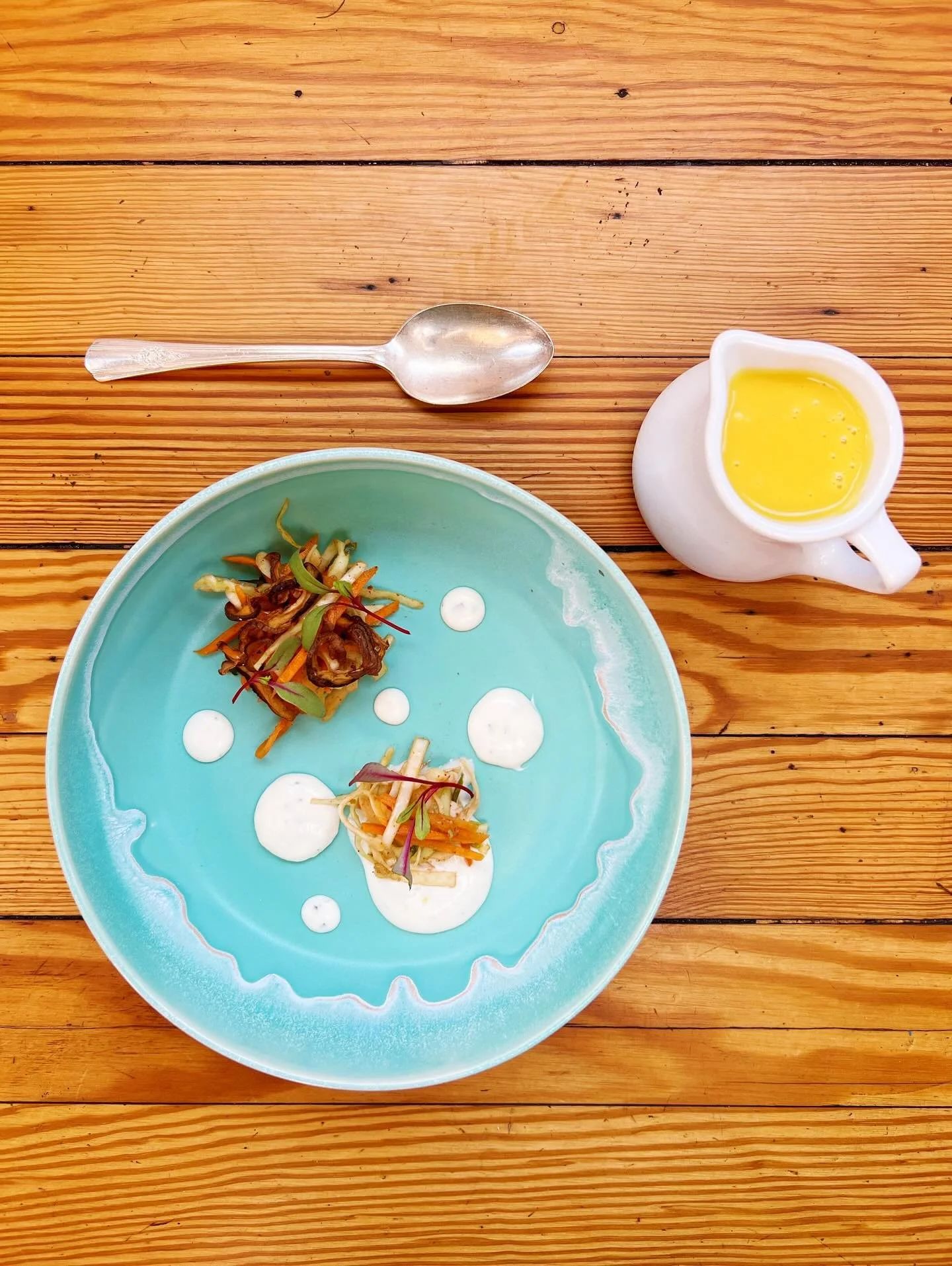 🍂🌾🍄🍁🍃

hitting our ✨F A L L✨dinner menu, 

fifer orchard sweet potato soup 
Korean spiced slaw
herb cr&egrave;me fra&icirc;che
crispy shiitake mushrooms

🧑&zwj;🍳: @a_x_j_b 

🍂🌾🍄🍁🍃

be sure to book ahead for reservations, 
as our book open