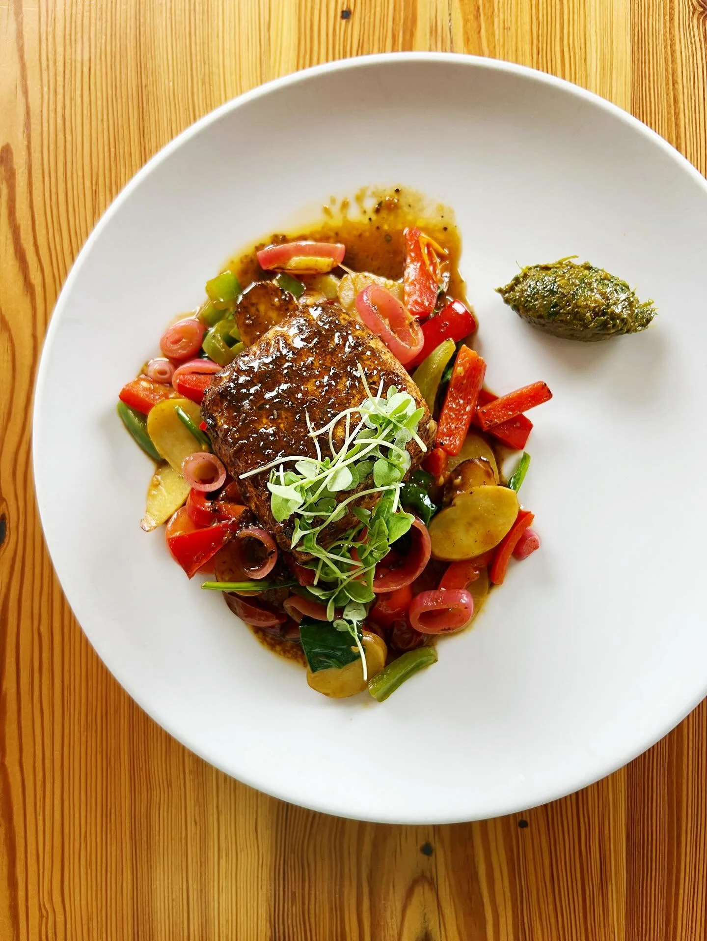 🍁🍴🐠🍁🍴🐠

happy F R I D A Y 👋 

new to our fall menu,

✨new england halibut✨
Mediterranean poached with herbs &amp; spices
sumac red pearl onions
fingerling potatoes &amp; bell peppers
Fifer Orchard cherry tomatoes
wilted spinach
lemon butter
ch