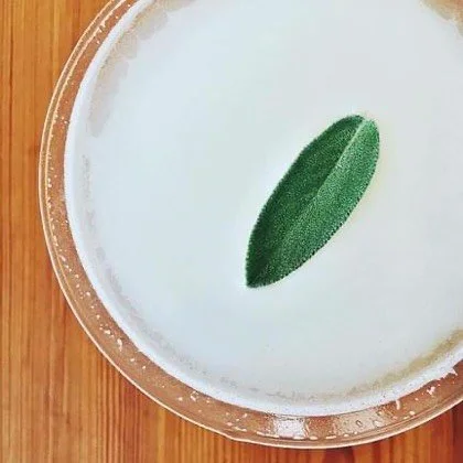 ✨sage gimlet✨

fragrant sip smith gin 
faccia brutto centerbe 
fresh squeezed lime juice 
housemade ginger syrup 
torn sage

🌿✨🌿✨🌿✨

just a reminder&hellip; 
our book opens 30 days out, 
simply meaning todays date plus 30 days 💫 

just click on o
