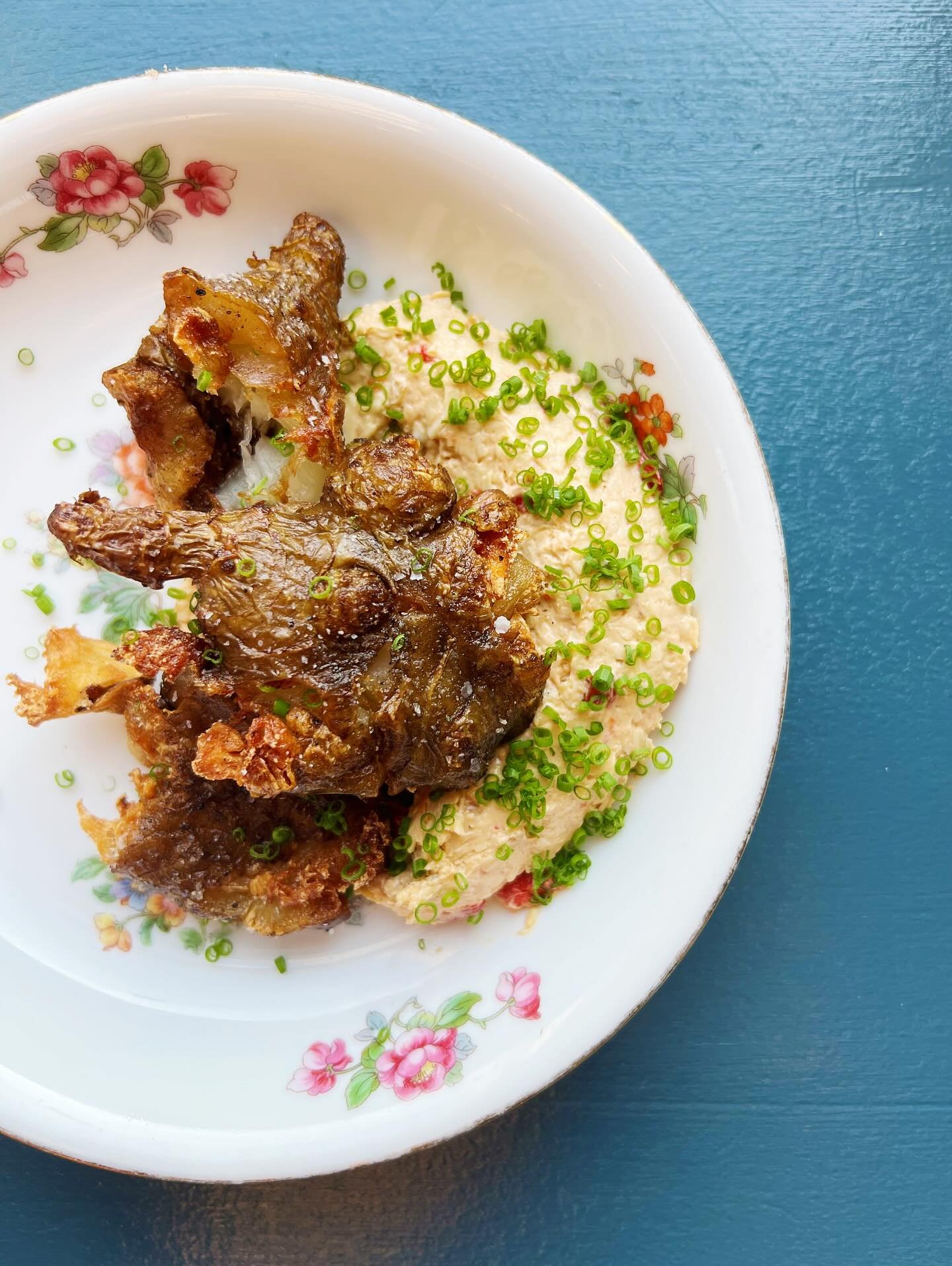 ✨S U N C H O K E S✨

hailing from Lucky Leaf Farms, 
these delicious, hot &amp; fried sunchokes are 
being served with a housemade pimento cheese

💥🍴💥🍴💥🍴

A sunchoke, also known as a Jerusalem artichoke, is a knobby, edible tuber from a species