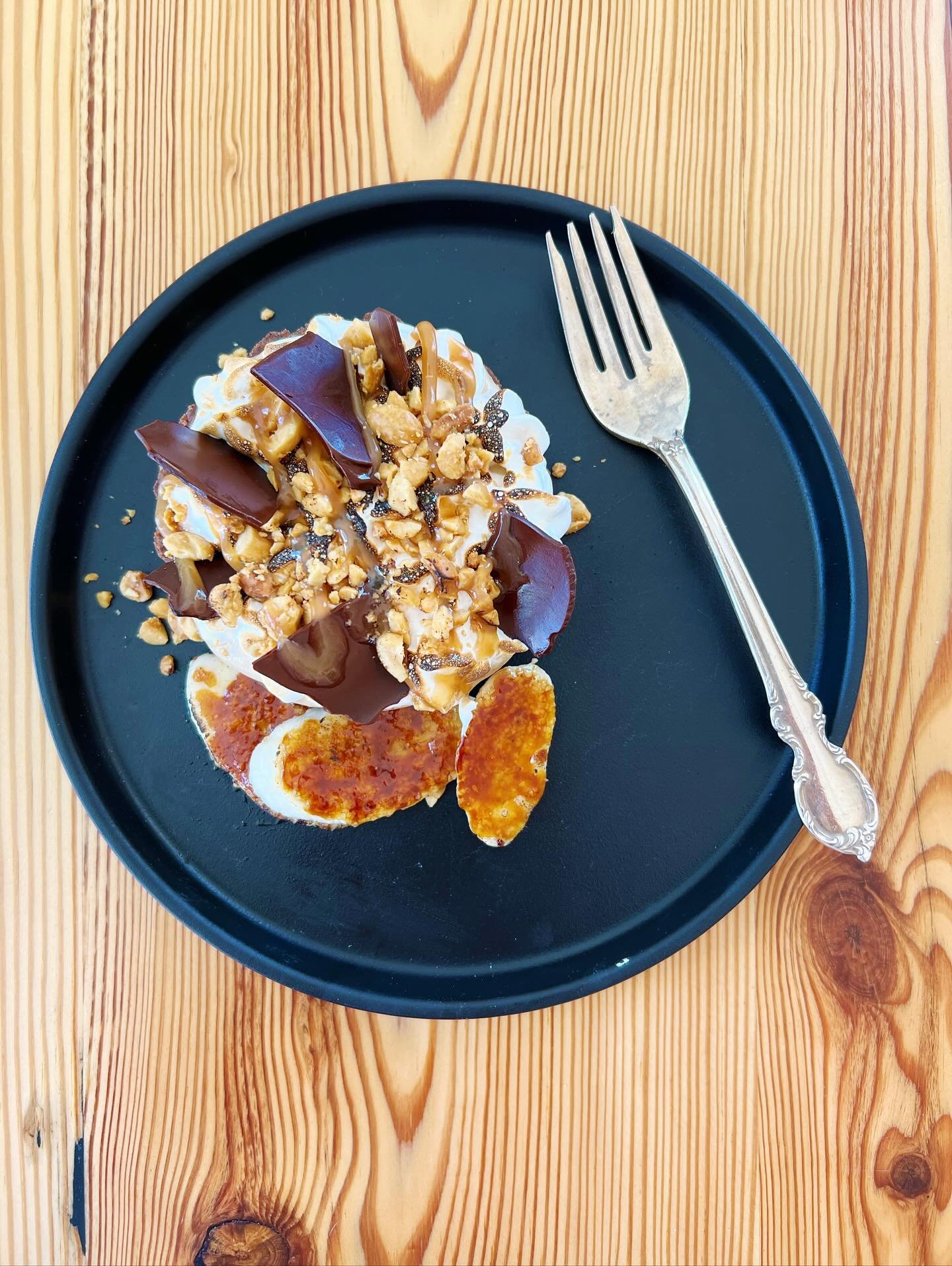 🍂☀️🌾🍄🍁🍃☀️

💥 peanut butter banana cream pie 💥 

chocolate crust 
crushed peanuts 
caramel drizzle 
br&uuml;l&eacute;ed bananas 

🍂☀️🌾🍄🍁🍃☀️

just a reminder&hellip; 
our book opens 30 days out, 
simply meaning todays date plus 30 days 💫 
