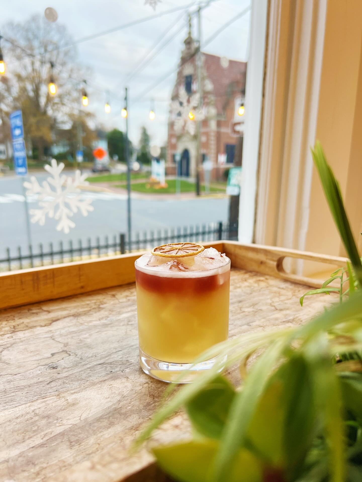 🍋🌲🍋🌲🍋🌲

charred lemon sour 
boozey bulleit bourbon 
strega liqueur 
fresh lemon juice 
rosemary syrup 
egg white 
lemon bitters 
quinta tawny port floater 

🍋🌲🍋🌲🍋🌲

please consider donating to our 
🎁 ADOPT-A-FAMILY 🎁 partnership with ou
