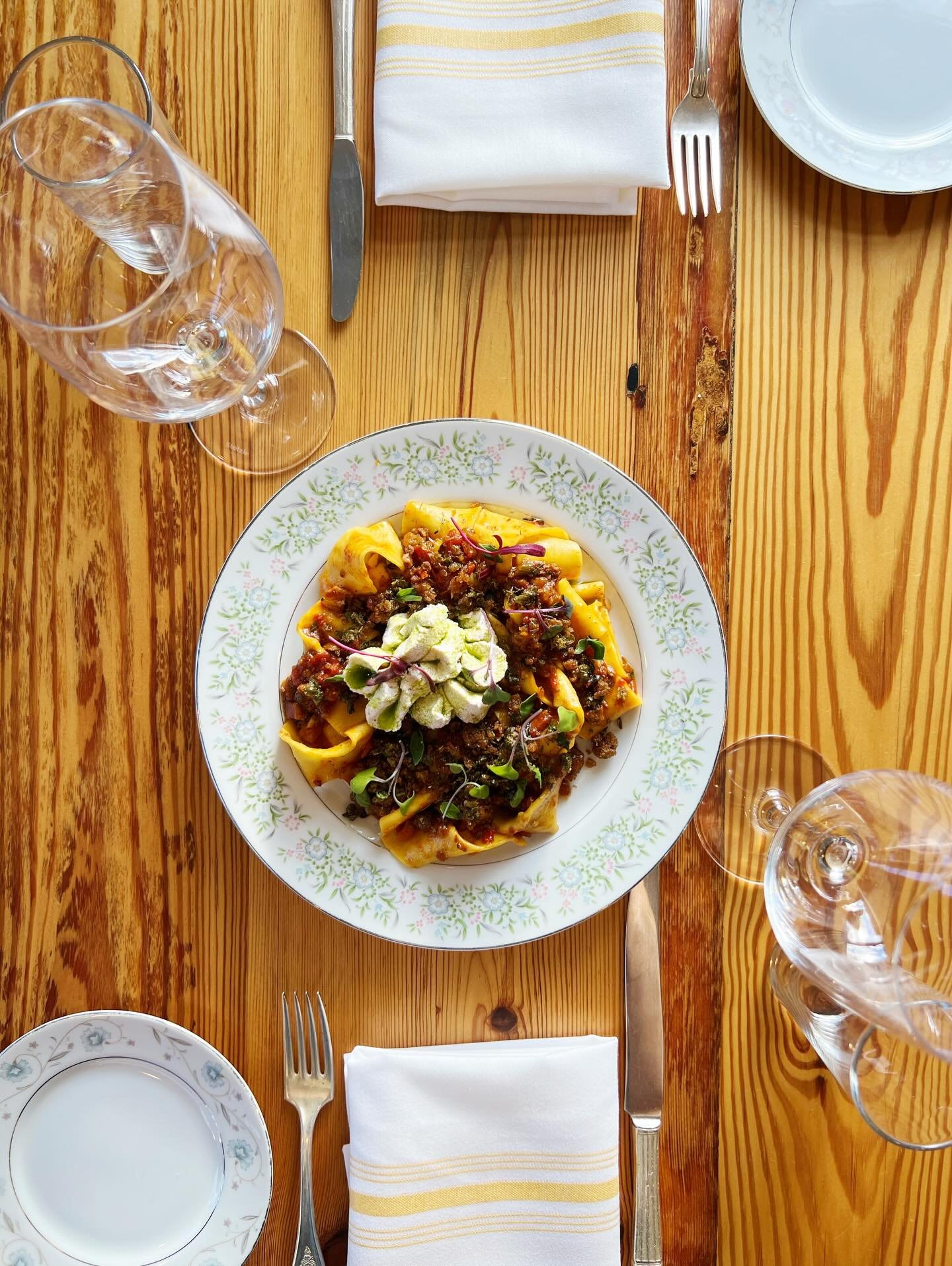 🍴🌲✨🍴🌲✨

H O U S E M A D E 
P A P P A R D E L L E

winter spiced whipped ricotta,
red pepper &amp; tomato bolognese with 
spicy Italian sausage &amp; sage,
garlic crisp &amp; fried capers and chive oil

🍴🌲✨🍴🌲✨

This holiday season, Heirloom is