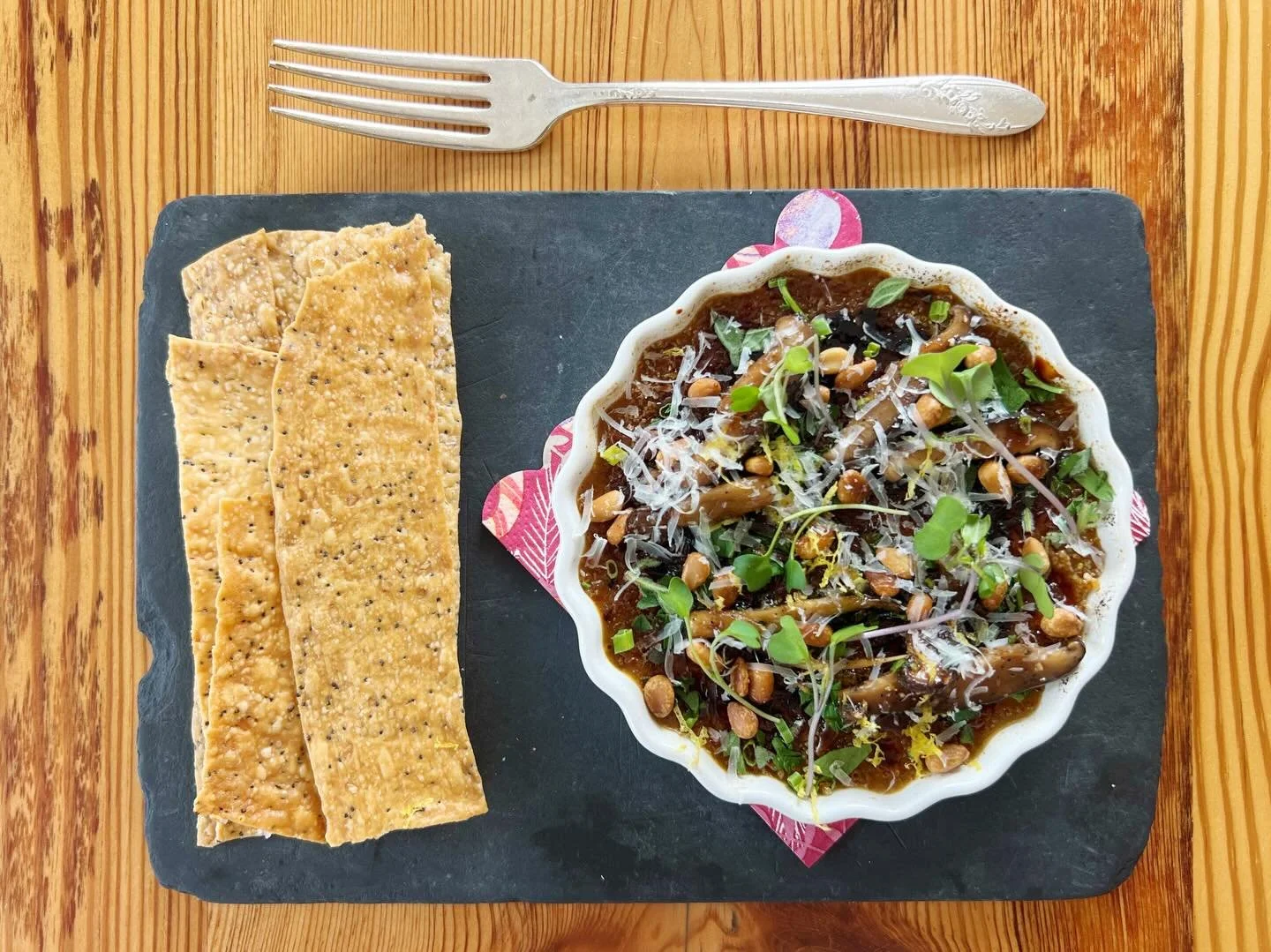 🔥 🔥 🔥 🔥 🔥 

holyyyyyyy amaze balls

foie gras &amp; porcini mushroom p&acirc;t&egrave;
br&ucirc;l&egrave;ed on top with 
toasted pine nuts 
pickled beech mushrooms 
shaved parmesan
balsamic reduction 
housemade crackers

🧑&zwj;🍳: Frank

🔥 🔥 