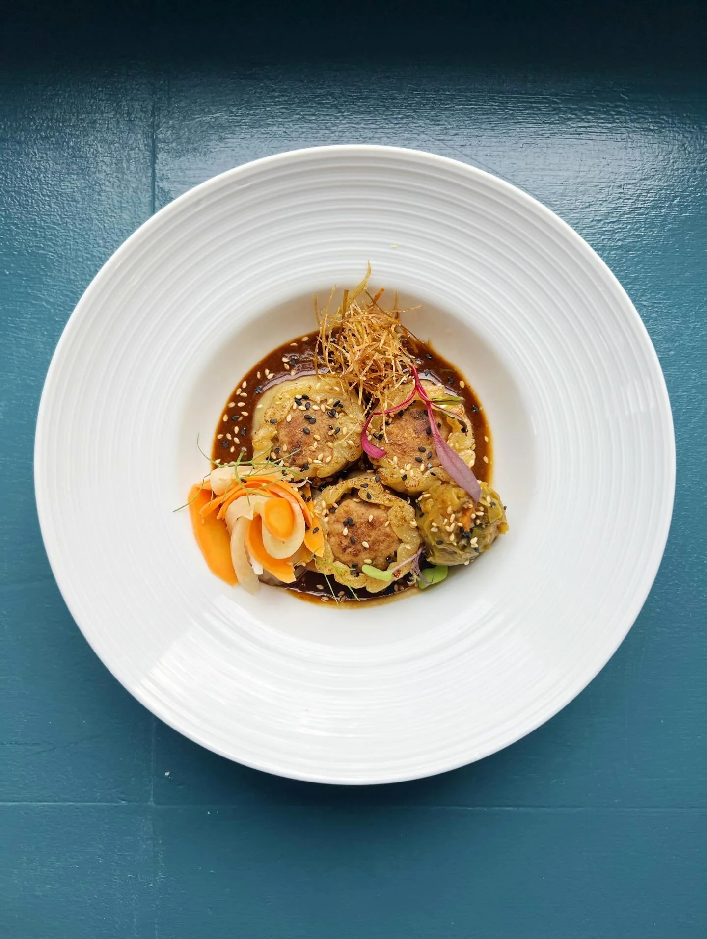 🥟🍴🥟🍴🥟🍴

pan roasted shumai dumplings
pork &amp; fish filled, 
house fermented leek kimchi
pickled fennel &amp; carrots
crispy leeks
toasted sesame seeds
gochujang sauce

🥟🍴🥟🍴🥟🍴

as we approach the holidays, 
please note that Heirloom&rsqu