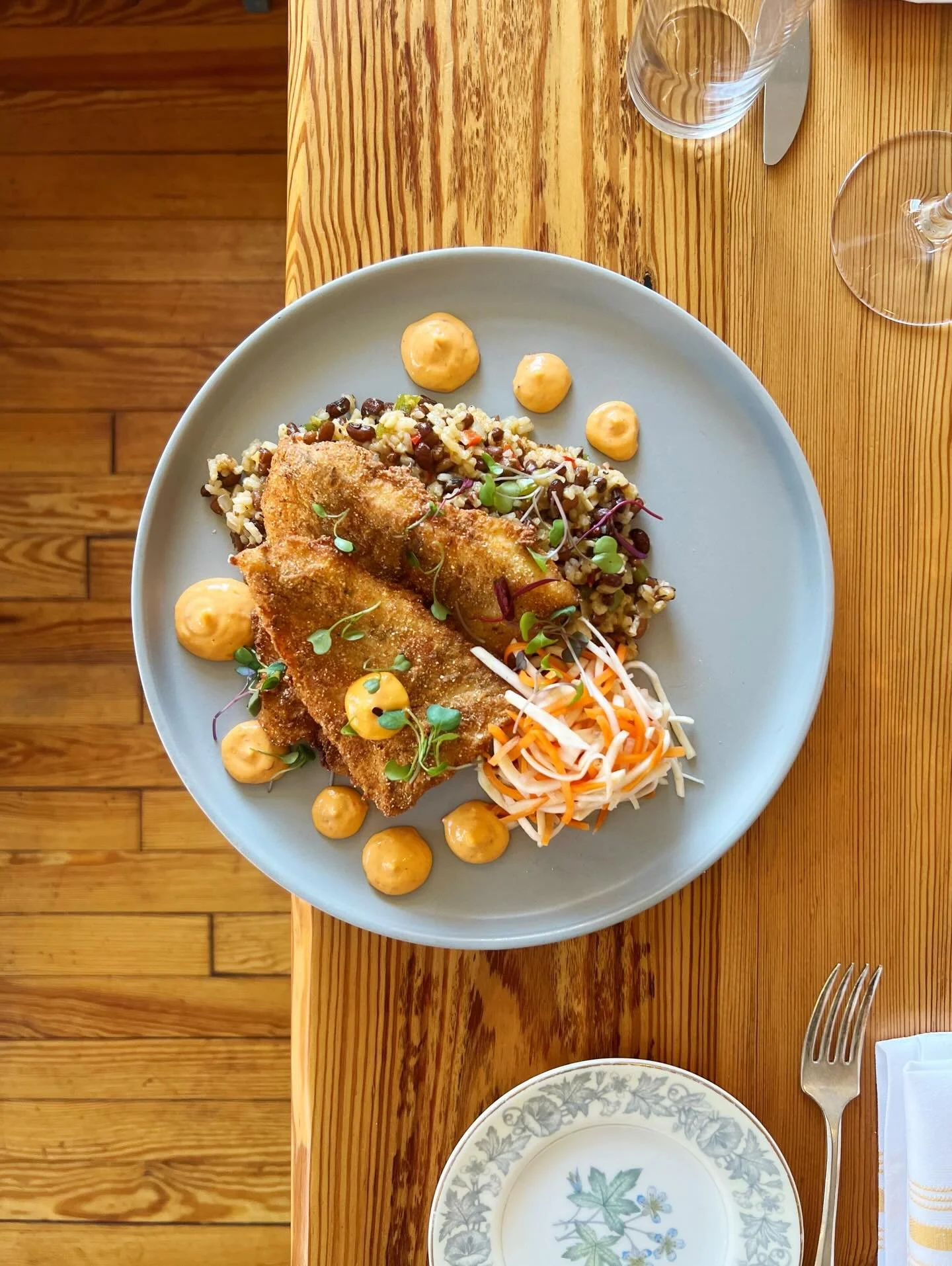 🐠🍴🐠🍴🐠🍴

cornmeal fried virginia 
🐠F L O U N D E R🐠
Marsh Hen Mill Carolina gold rice &amp; Sea Island red peas with bell peppers, celery root slaw, smoked calabrian chili a&iuml;oli

🐠🍴🐠🍴🐠🍴

we took a little break and are back with 
all