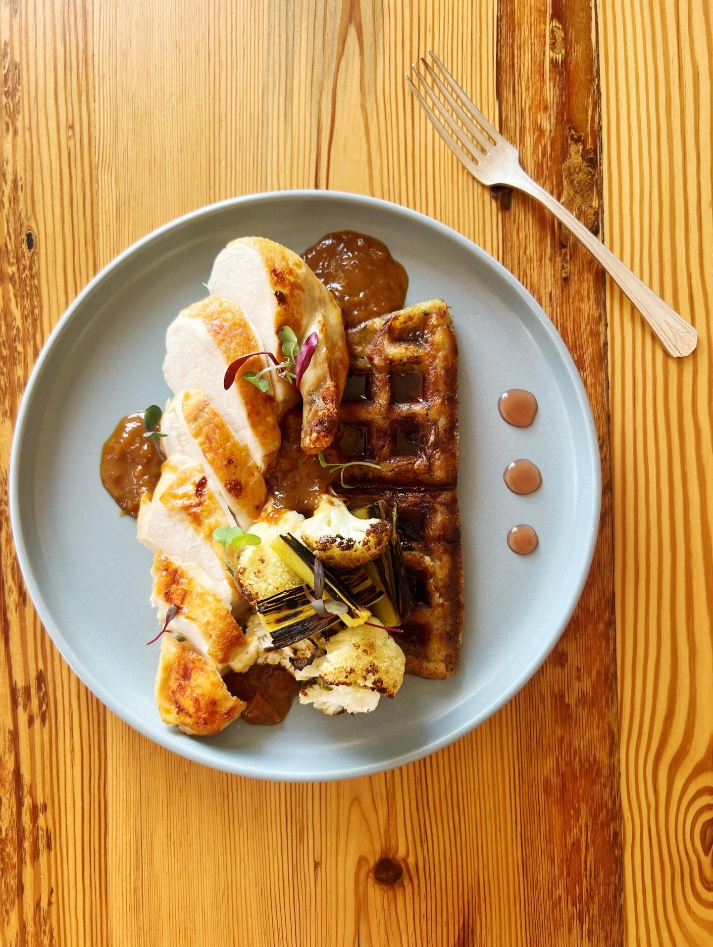 🐔🍴🐔🍴🐔🍴

pan roasted amish chicken
beer brined
potato &amp; onion waffle
braised leeks
roasted cauliflower
caramelized onion chicken jus
blood orange gastrique

🐔🍴🐔🍴🐔🍴

we took a little break and are back with 
all ✨N E W✨ everything&helli
