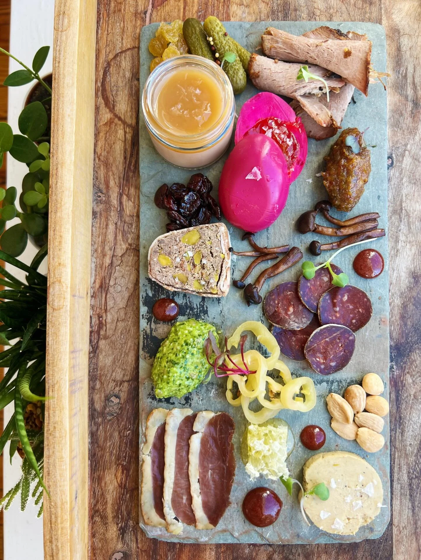 💥C H A R C U T E R I E💥

highlighting our house cured meats, 
paired perfectly with seasonal accoutrements and housemade crackers!

🍴pepperoni
✨lamb pastrami 
🍴torchon of foie gras 
✨duck prosciutto 
🍴beef terrine 
✨chicken liver p&acirc;t&eacut