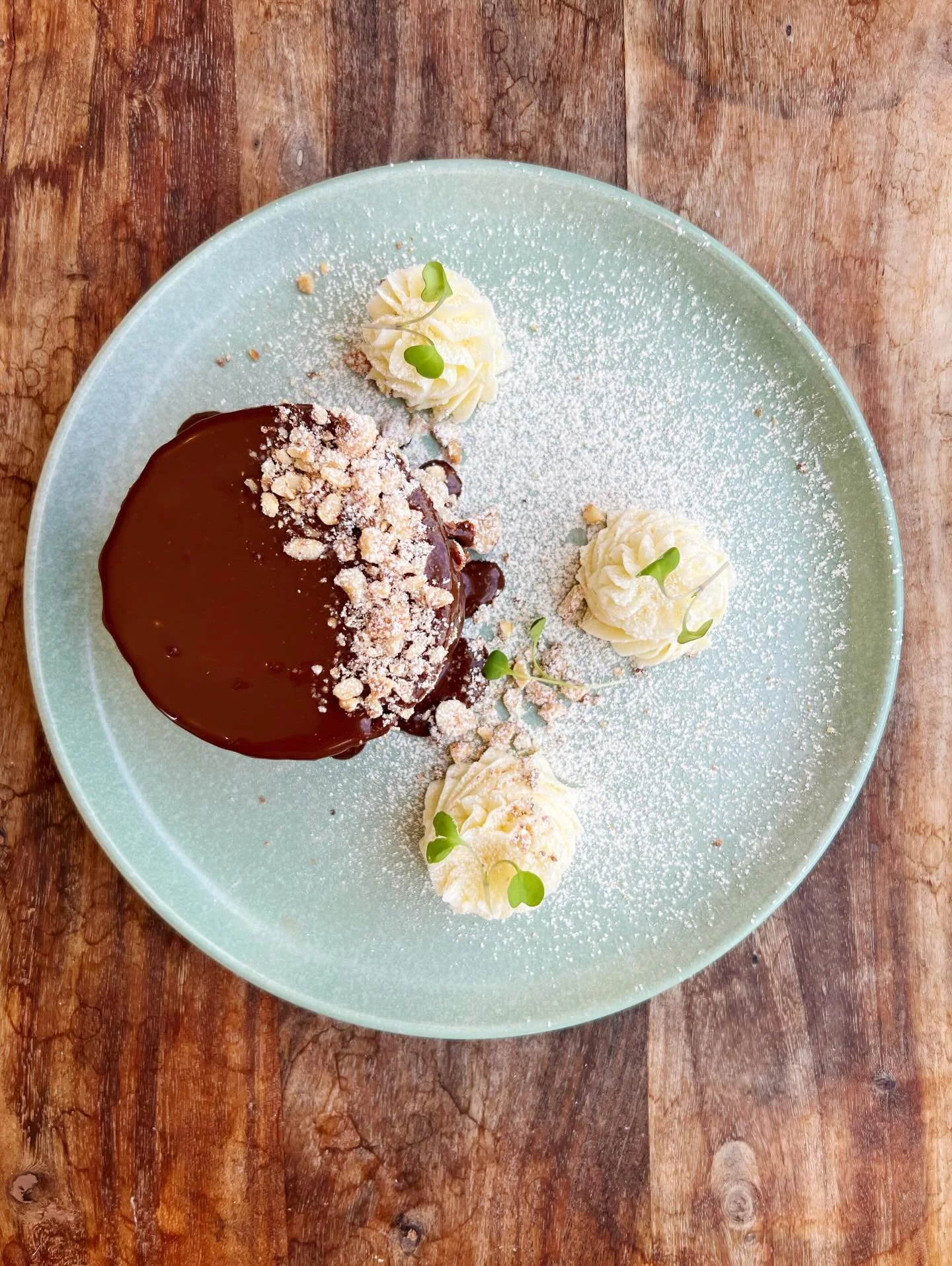 🤎🤍🤎🤍🤎🤍

chocolate cake
candied hazelnuts
lemon buttercream
chocolate drizzle
lemon dust

🤎🤍🤎🤍🤎🤍

we took a little break and are back with 
all ✨N E W✨ everything&hellip;

new beers 
new cocktails 
new wines
new dinner menu
new desserts
ne