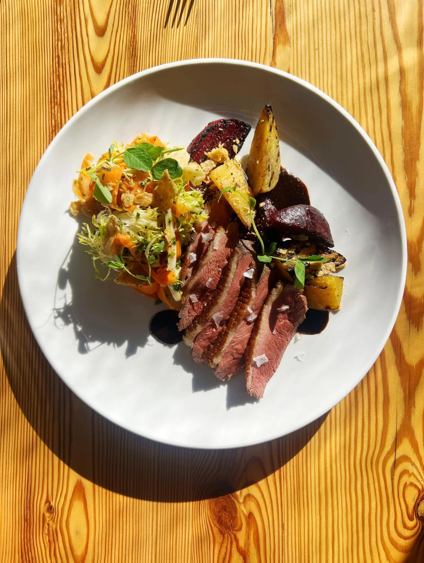 🪻🌿🌼🌷🐰☂️

 ✨S P R I N G✨is sooooo close&hellip;
 is just around the corner&hellip;

pan seared Hudson valley duck breast
grilled red &amp; golden beets 
fris&eacute;e, fennel &amp; carrot salad with a duck fat vinaigrette 
za&rsquo;atar crumble 
