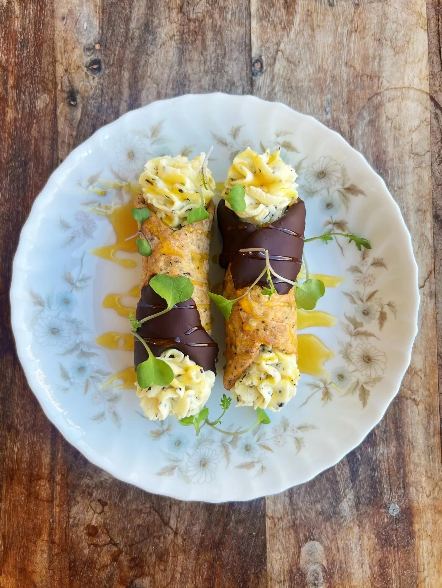 🪻🌿🌼🌷🐰☂️

hellooooo 
F R I D A Y 👋 

earl grey cannoli 
citrus &amp; earl grey mascarpone
lavender-orange honey 
dipped in chocolate 

🪻🌿🌼🌷🐰☂️

just a reminder&hellip; 
our book opens 30 days out, 
simply meaning todays date plus 30 days 💫
