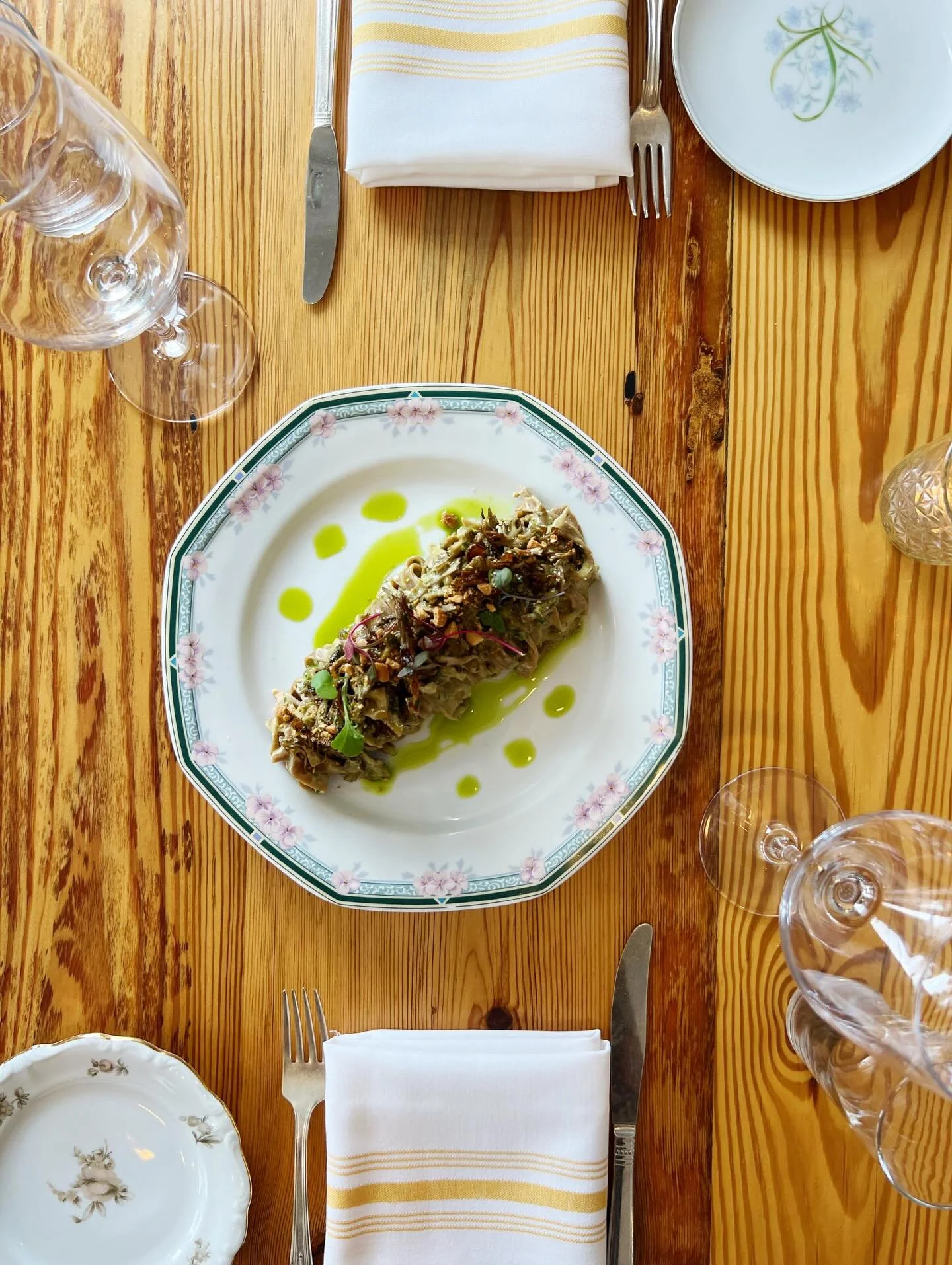 🍄🌿🍄🌿🍄🌿

housemade cocoa fettuccine 
Kennett Square shiitake mushroom pesto
delicious maitake mushrooms
crushed cashews
basil oil

🍄🌿🍄🌿🍄🌿

just a reminder&hellip; 
our book opens 30 days out, 
simply meaning todays date plus 30 days 💫 

j